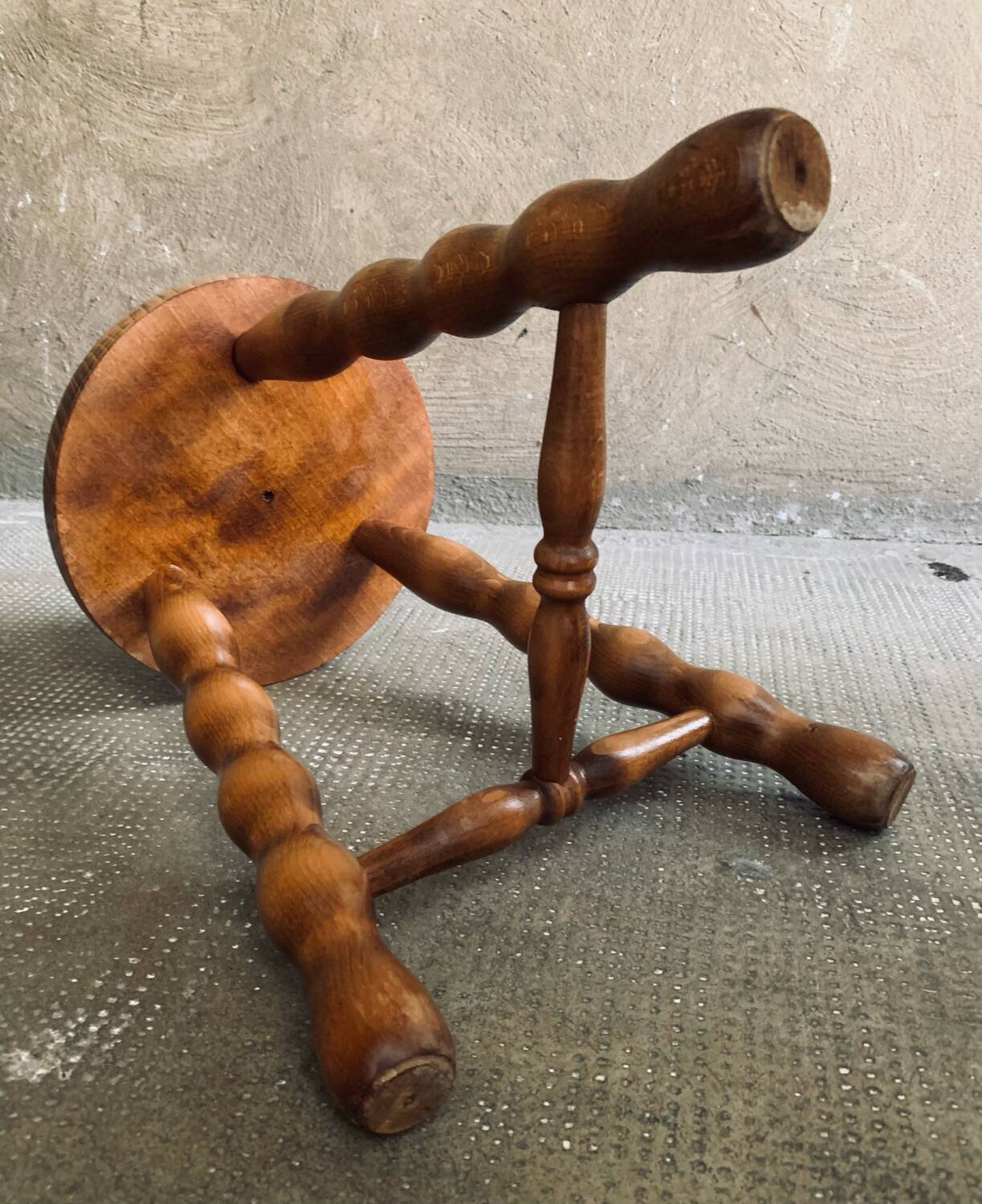 Tabouret tripode bois à entretoise vintage