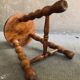 Tabouret tripode bois à entretoise vintage
