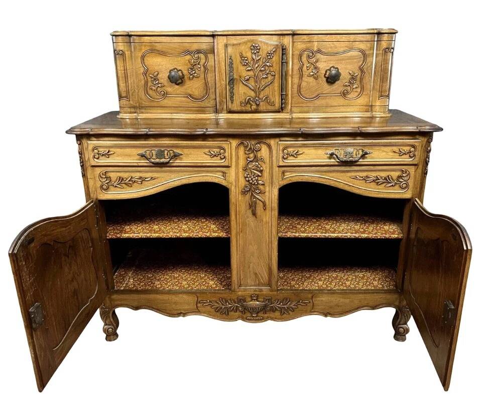 Buffet provençal a glissants style Louis XV estampillé en bois fruitier