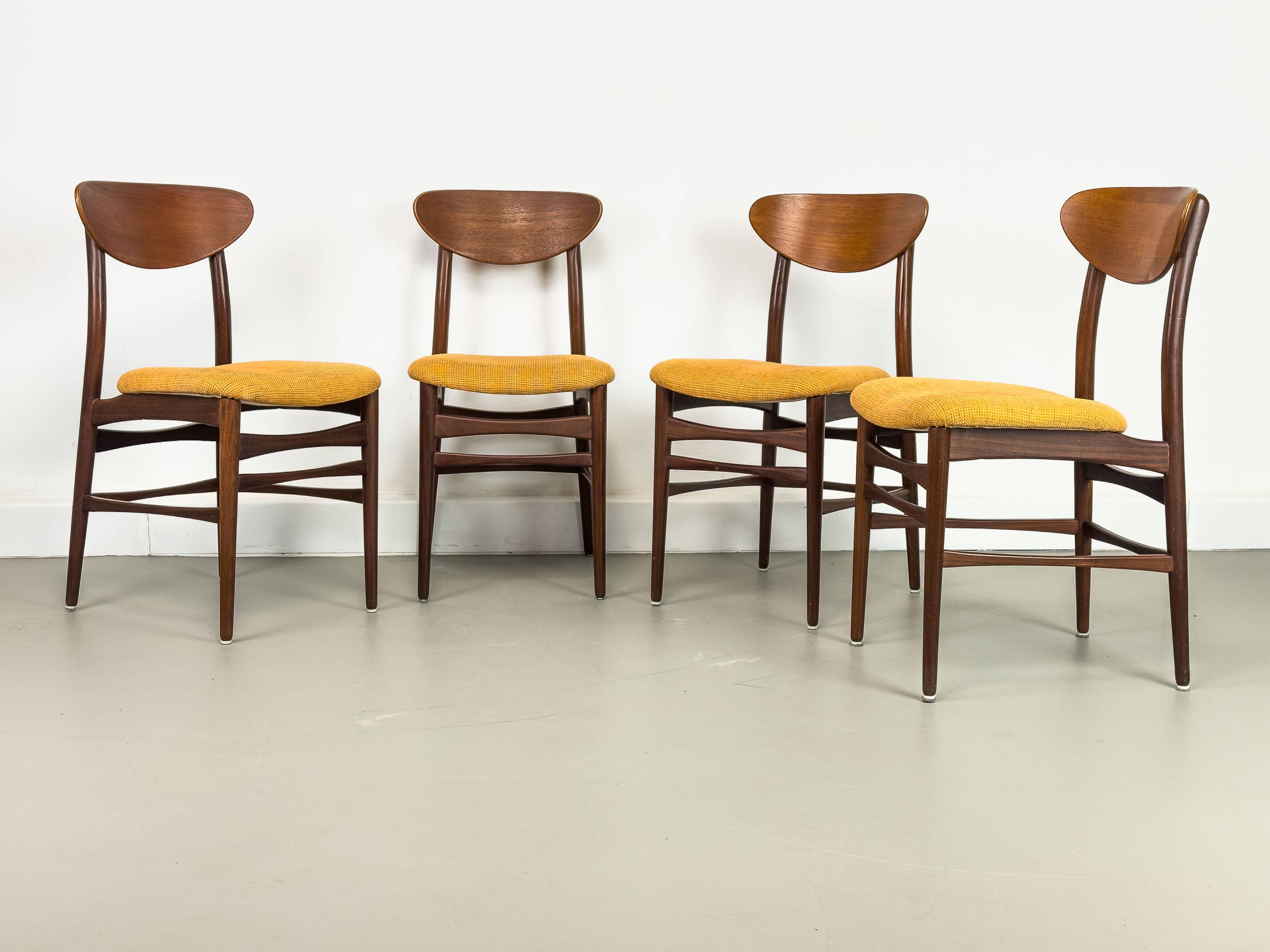 Lot de 4 chaises de salle à manger, années 1960