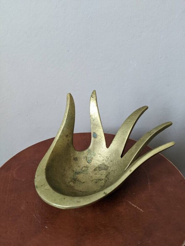 Vide poche cendrier main en laiton design contemporain artisanal