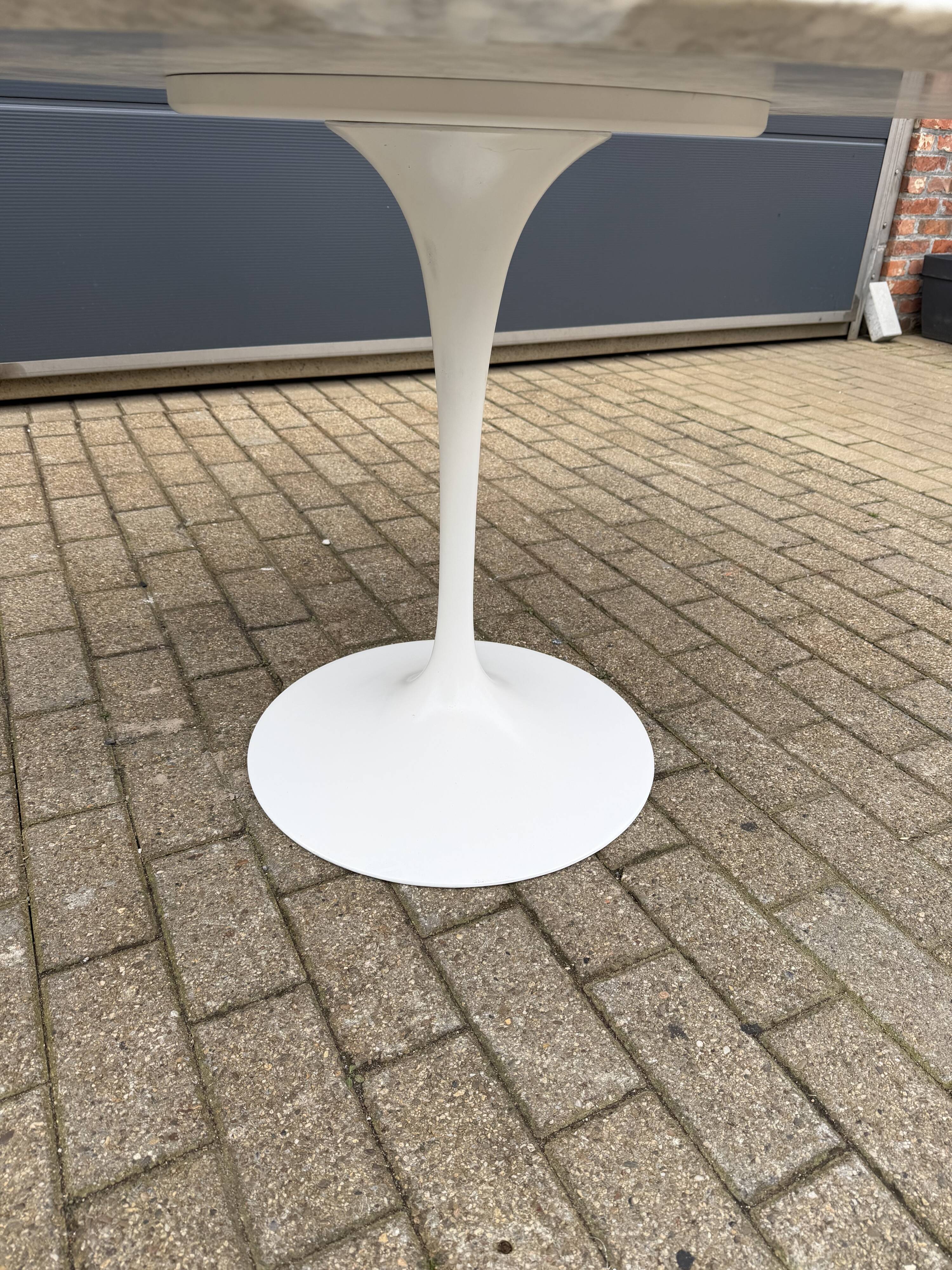 Original Knoll Tulip dining table in Carrara marble (120cm)