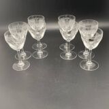 Aperitif glasses with rounded chiseled patterns