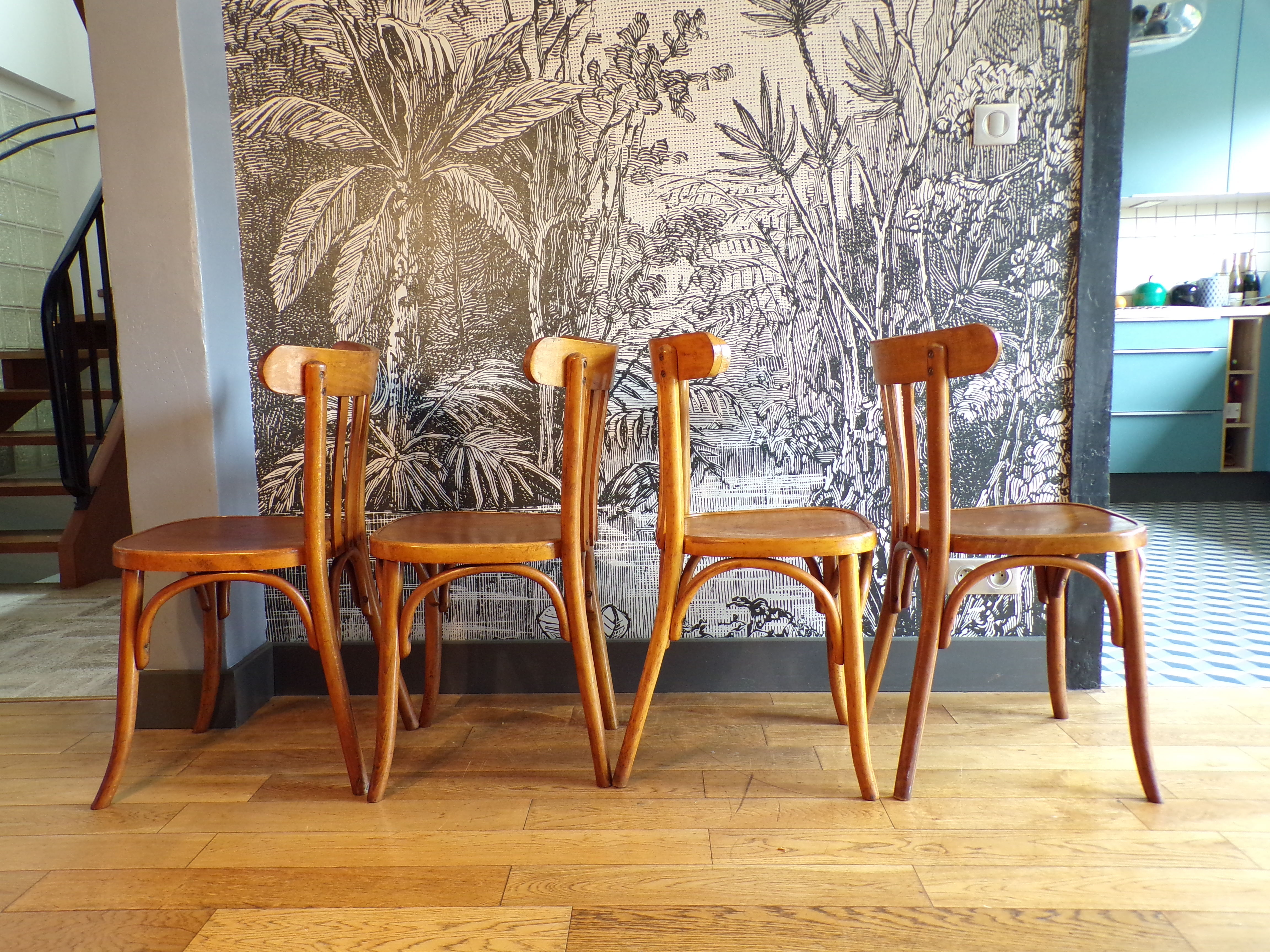 Suite 4 bistro chairs in curved wood