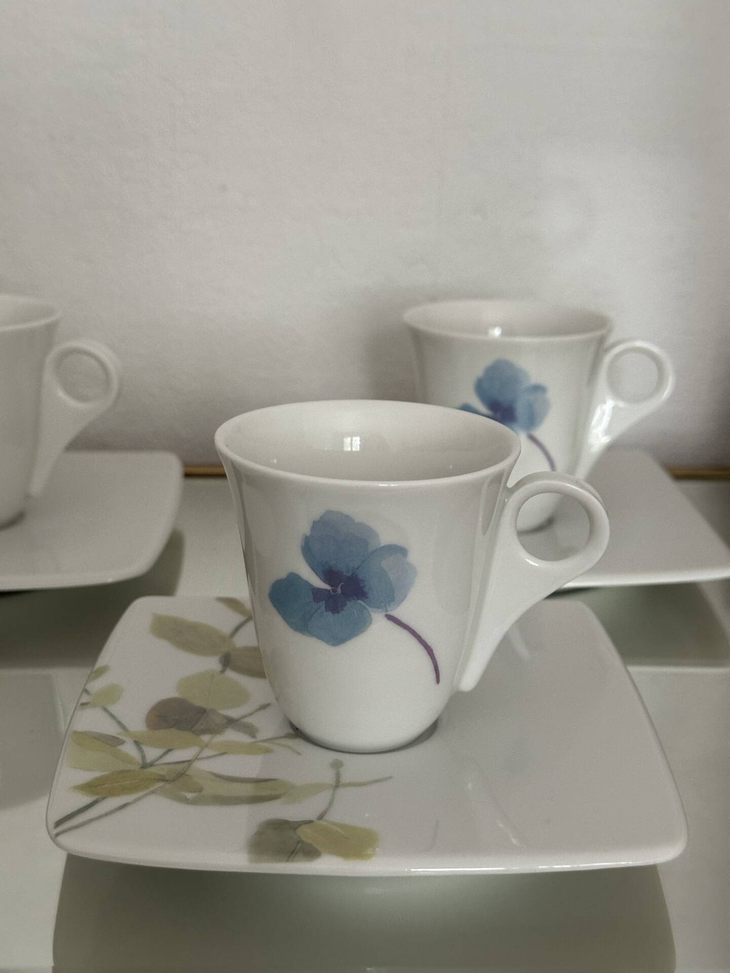 Set of 4 Limoges porcelain coffee cups "Hortensia" Guy Degrenne