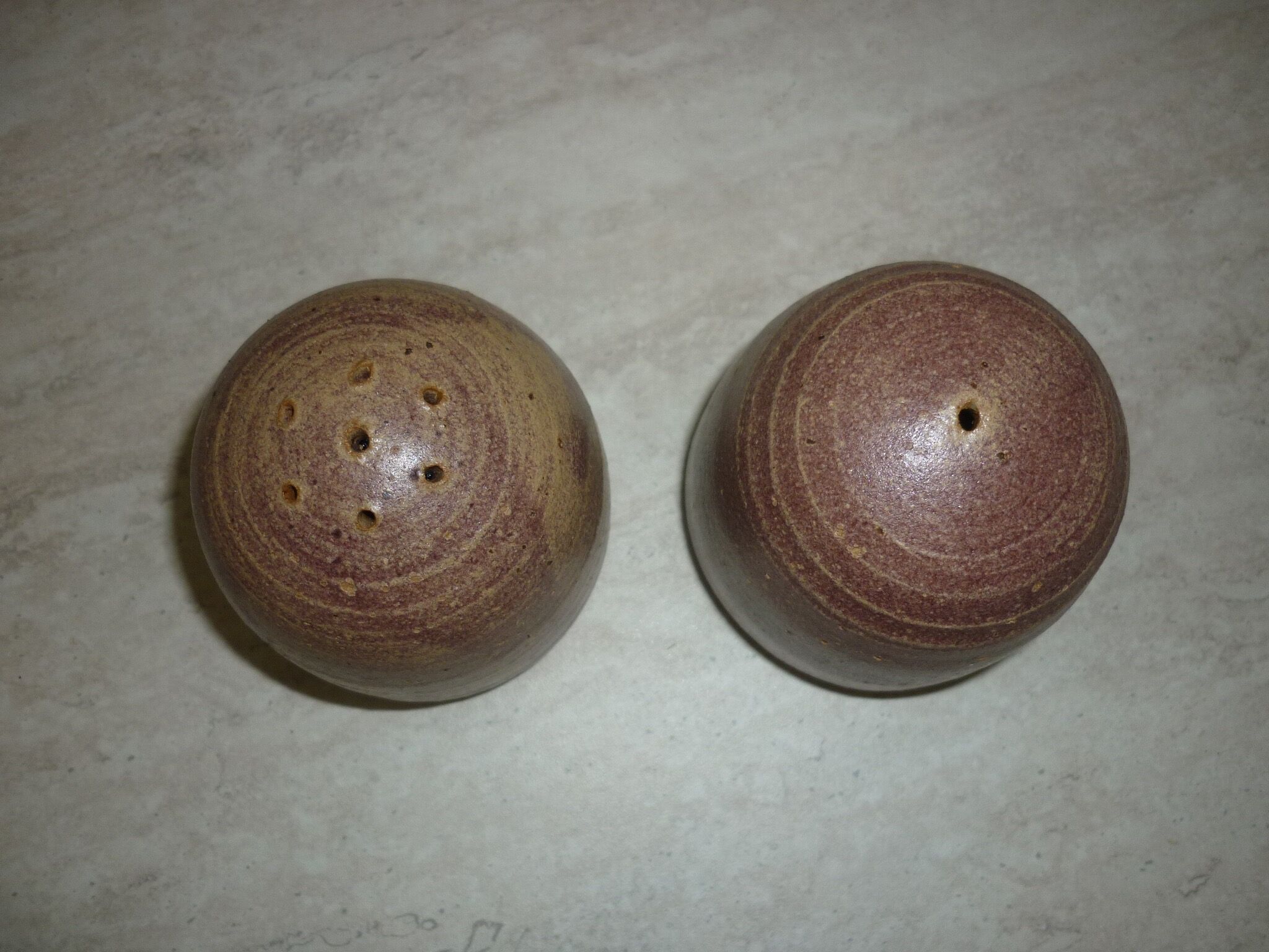 Salt and pepper service in purple-parma ceramic
