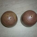 Salt and pepper service in purple-parma ceramic