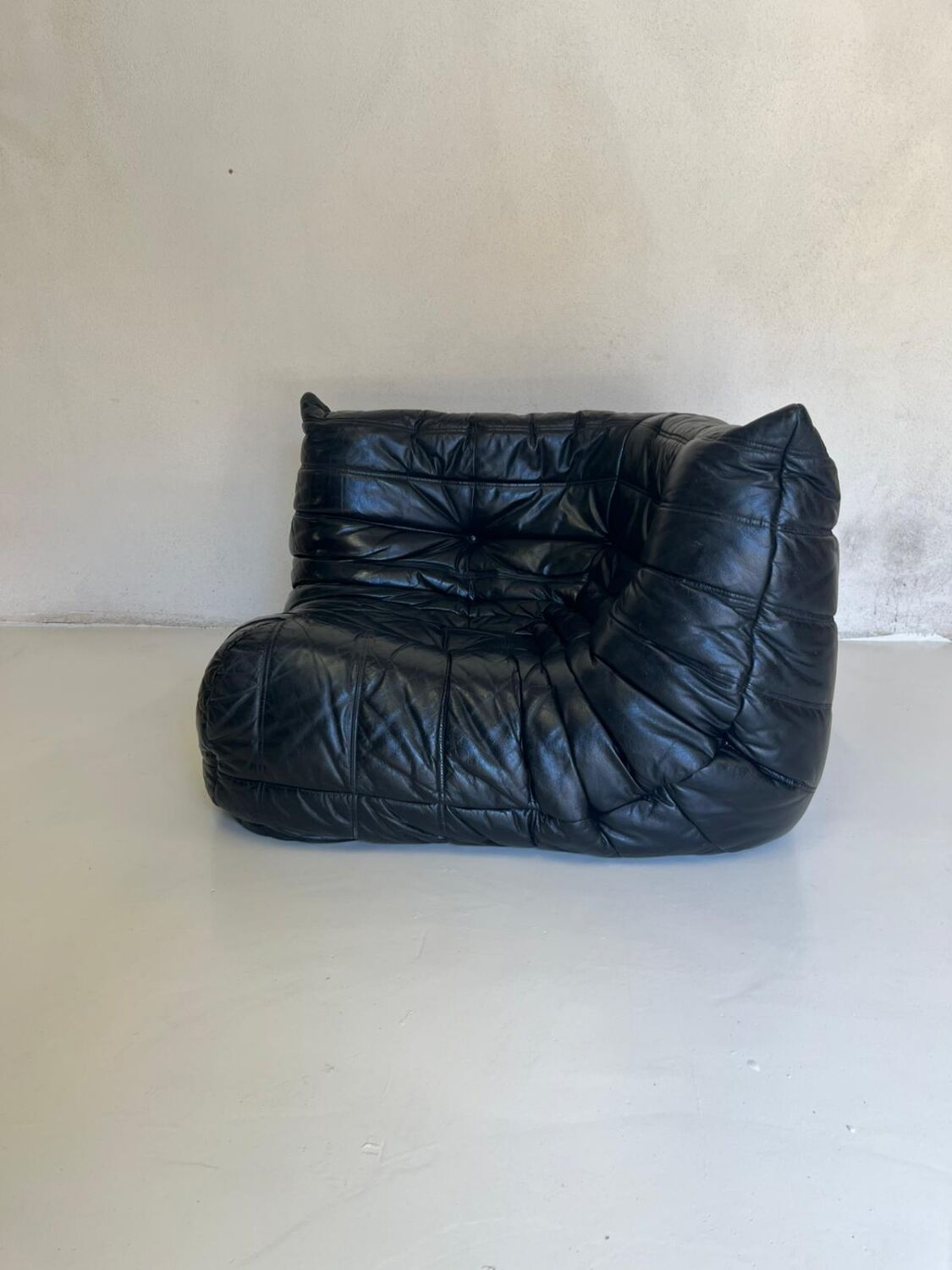 Chauffeuse d'angle Togo en cuir noir par Ligne Roset