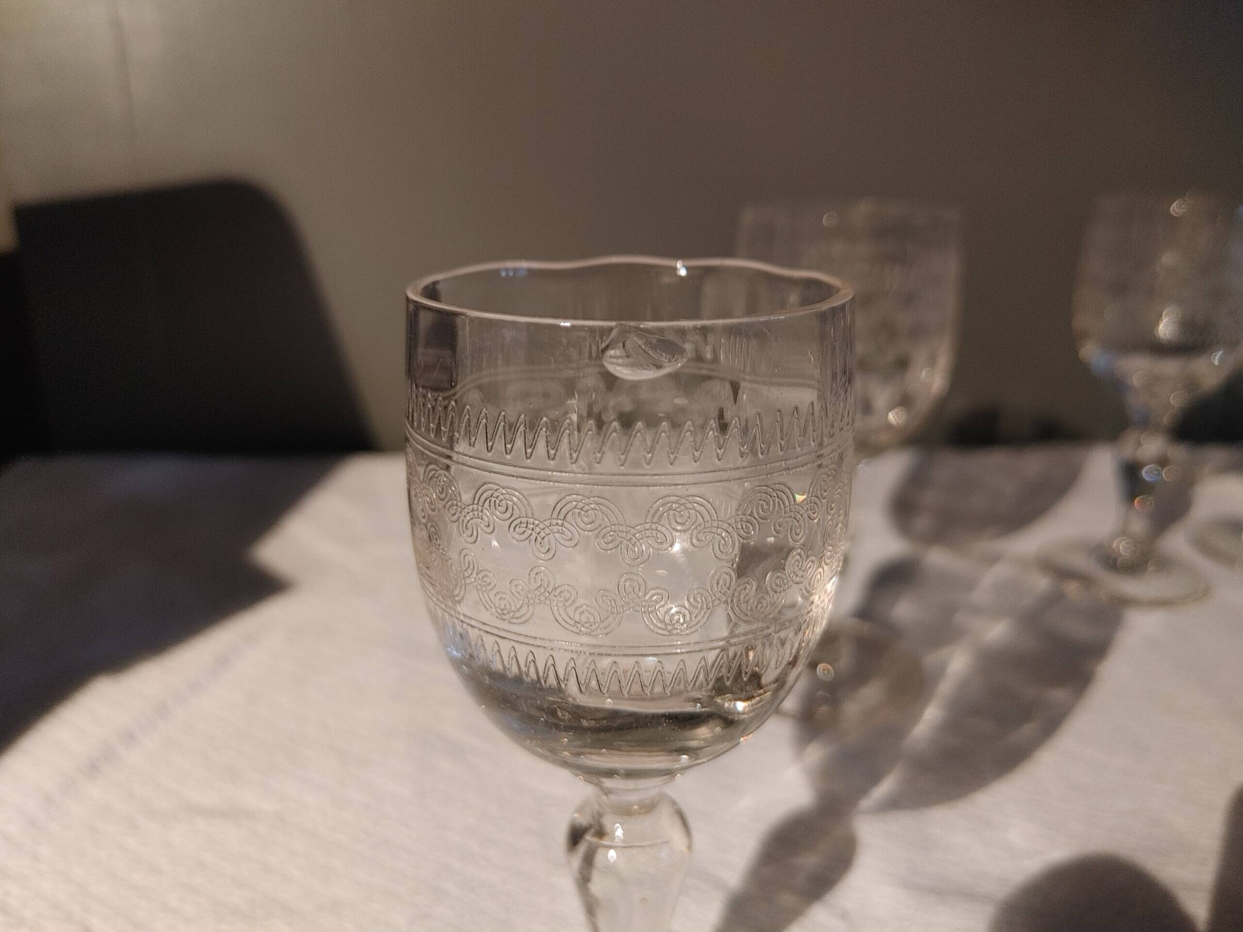 Verres anciens gravés - 6 eau - 6 vin - 6 apéritif