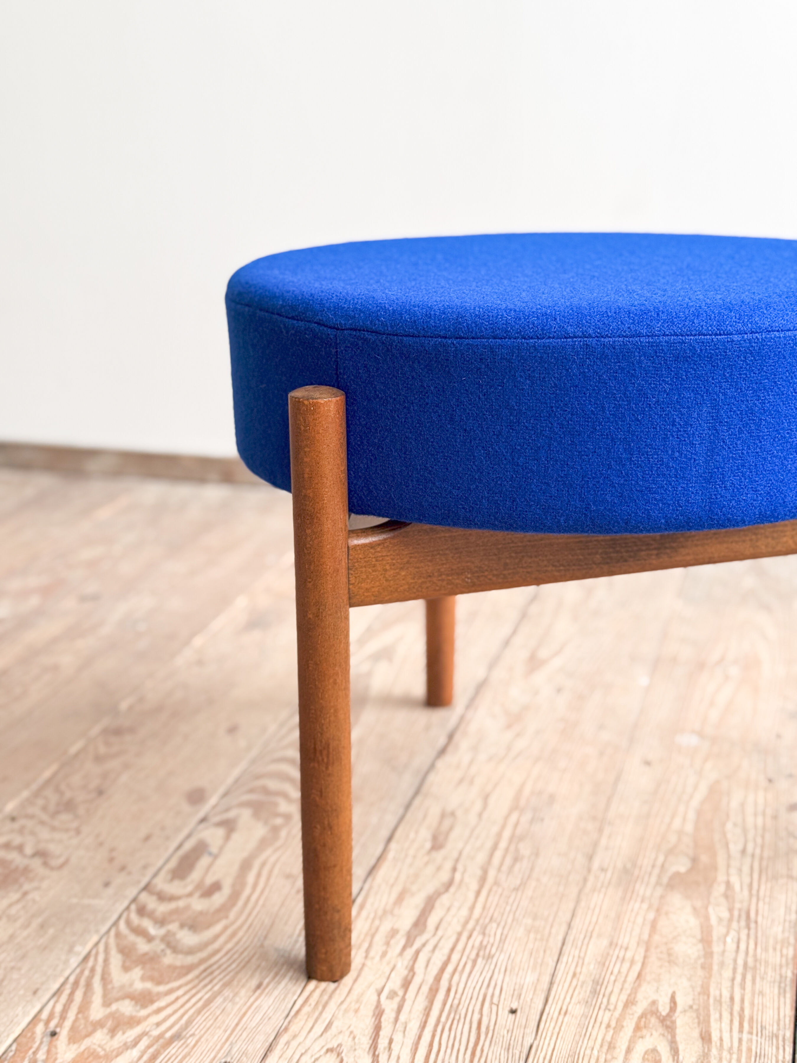 Tabouret Mid-Century en bois avec tissu Kvadrat bleu royal, design danois