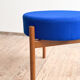 Tabouret Mid-Century en bois avec tissu Kvadrat bleu royal, design danois