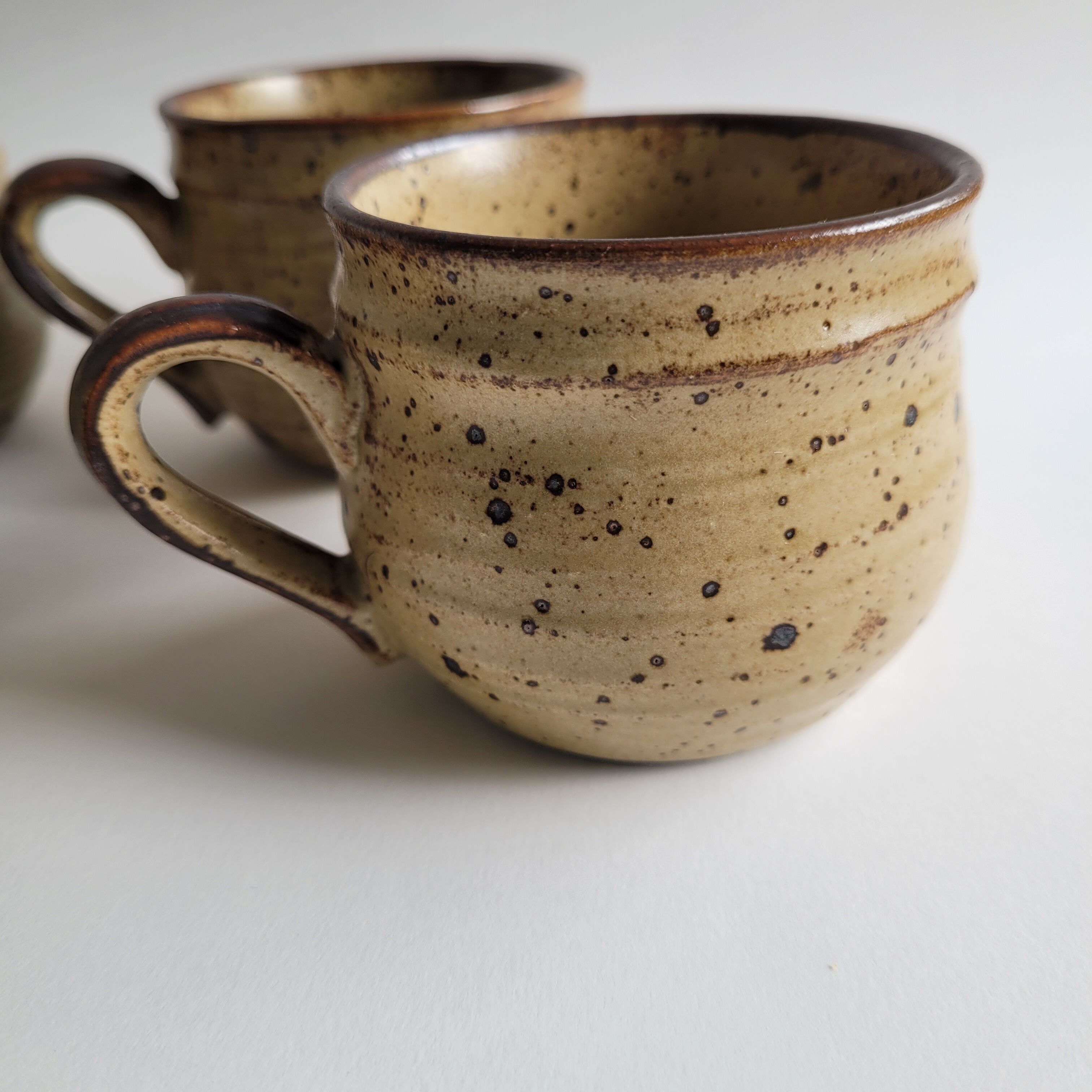 Set of 4 cups in pyrite sandstone
