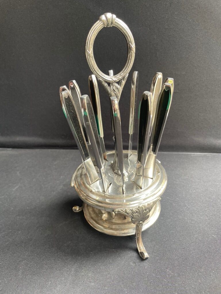 12 "Apollonox" fruit knives on silver metal support