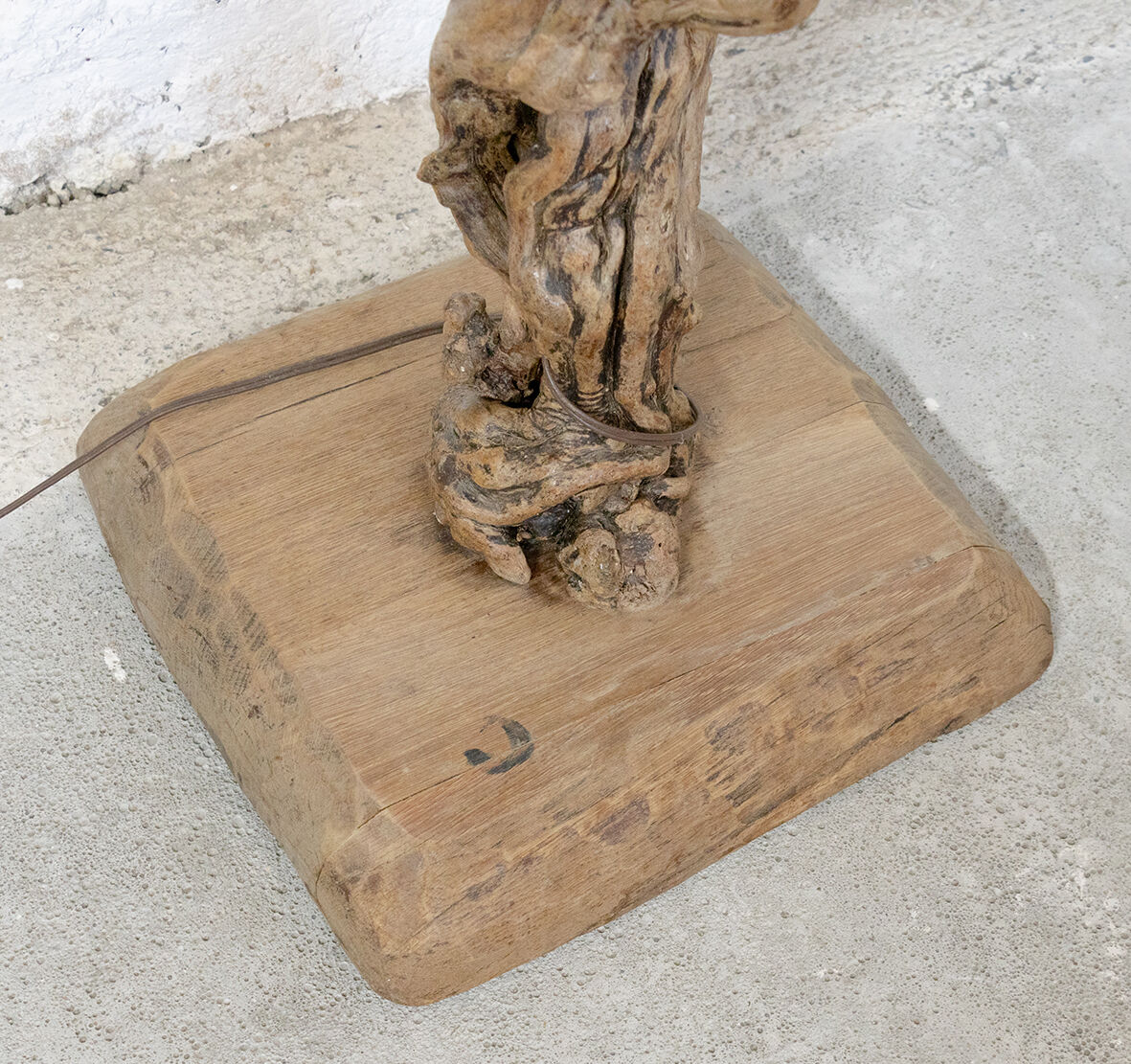 Lampadaire en bois brut
