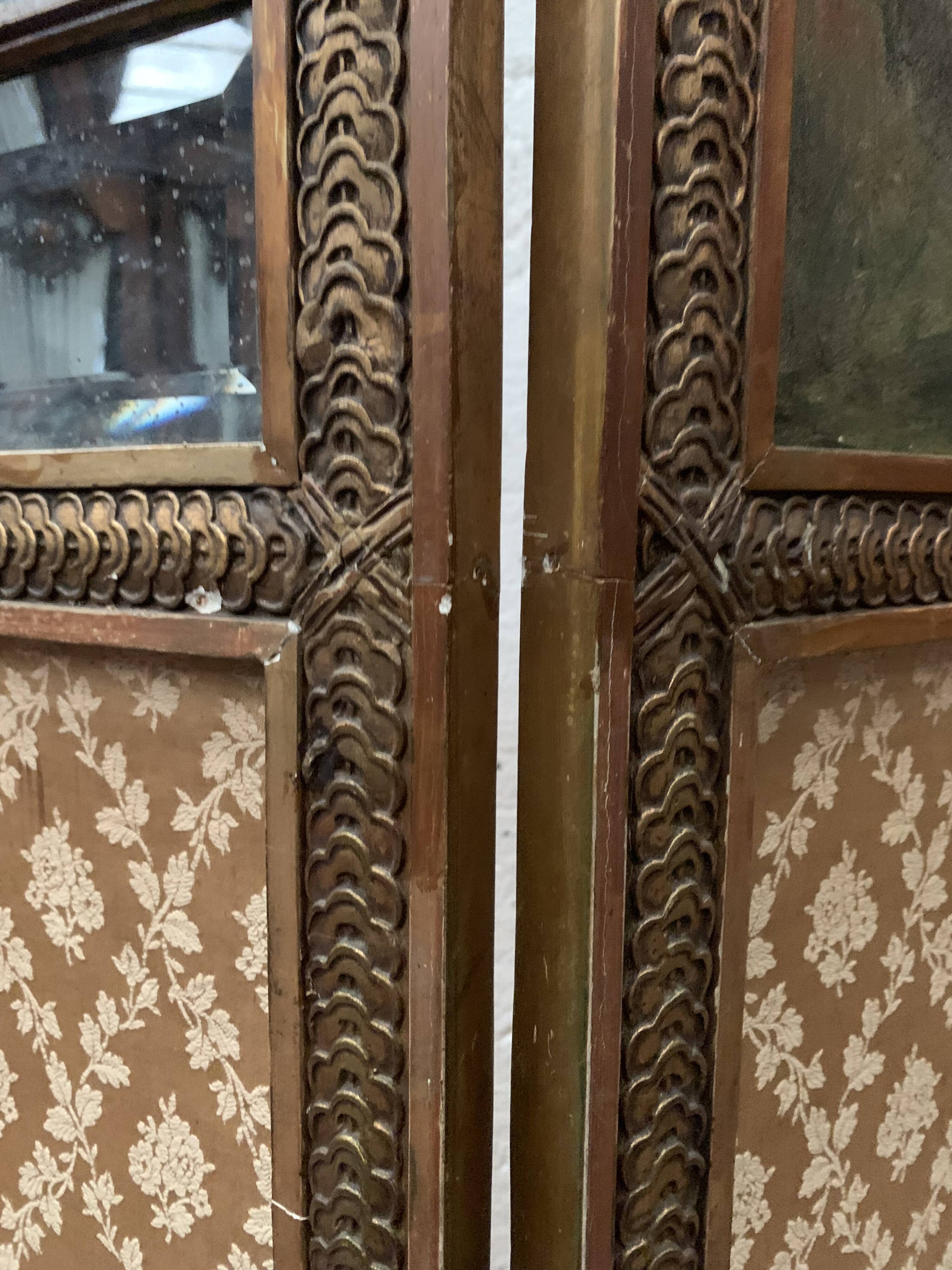 Paravent a trois panneaux de style Louis XVI en bois et stuc doré XX siècle