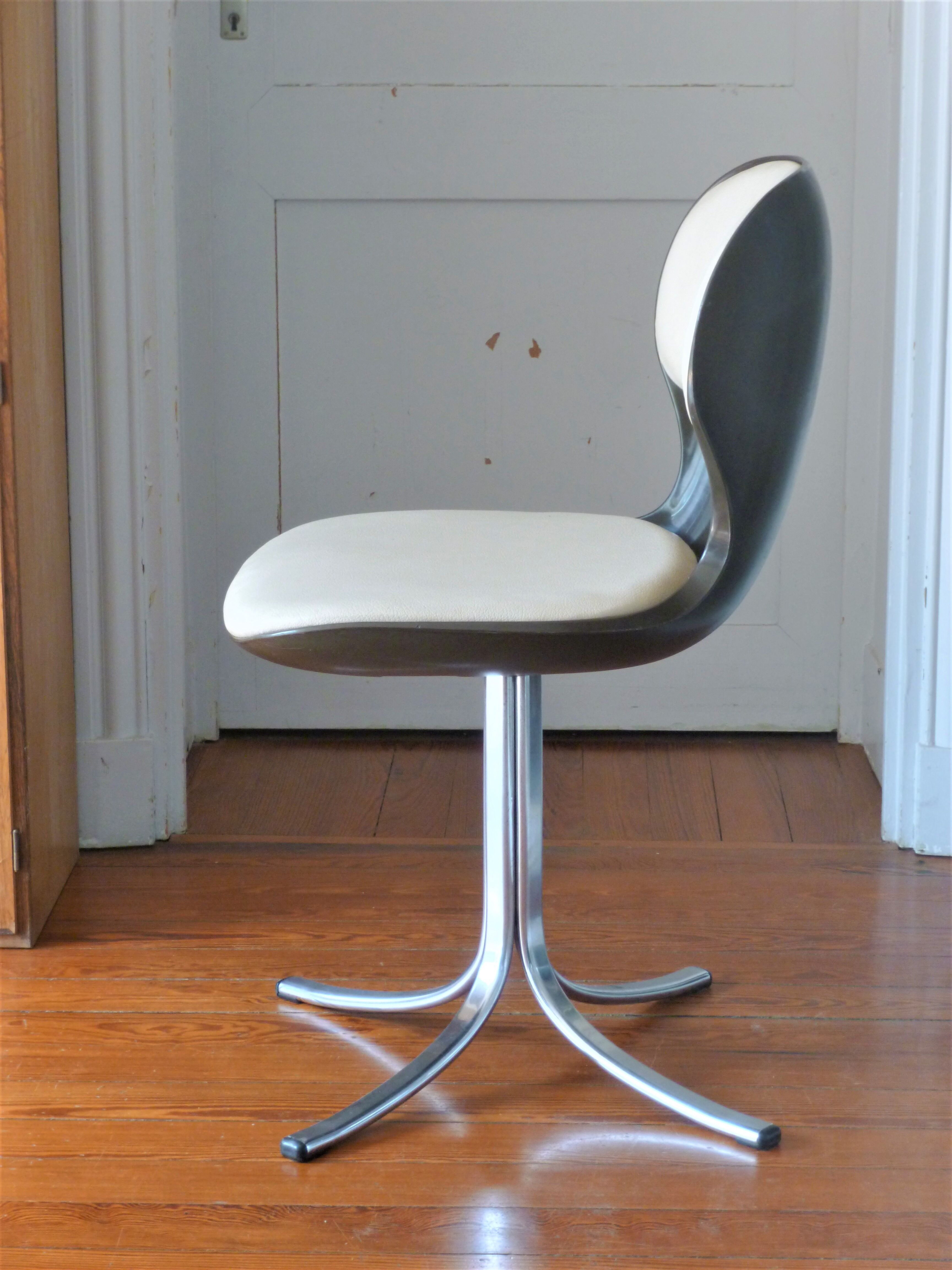 Paire de chaises pivotantes "Giroflex", design martin Stoll, 1975, modèle 7105