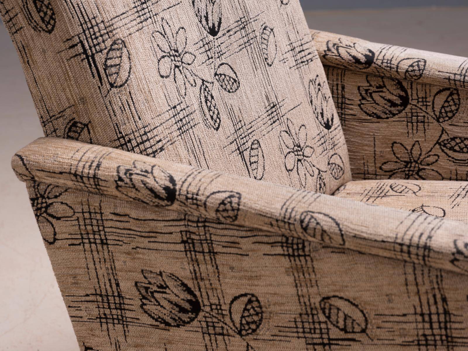 Pair of mid-century upholstered armchairs with floral fabric, Czechoslovakia, 65 × 75 × 85 cm