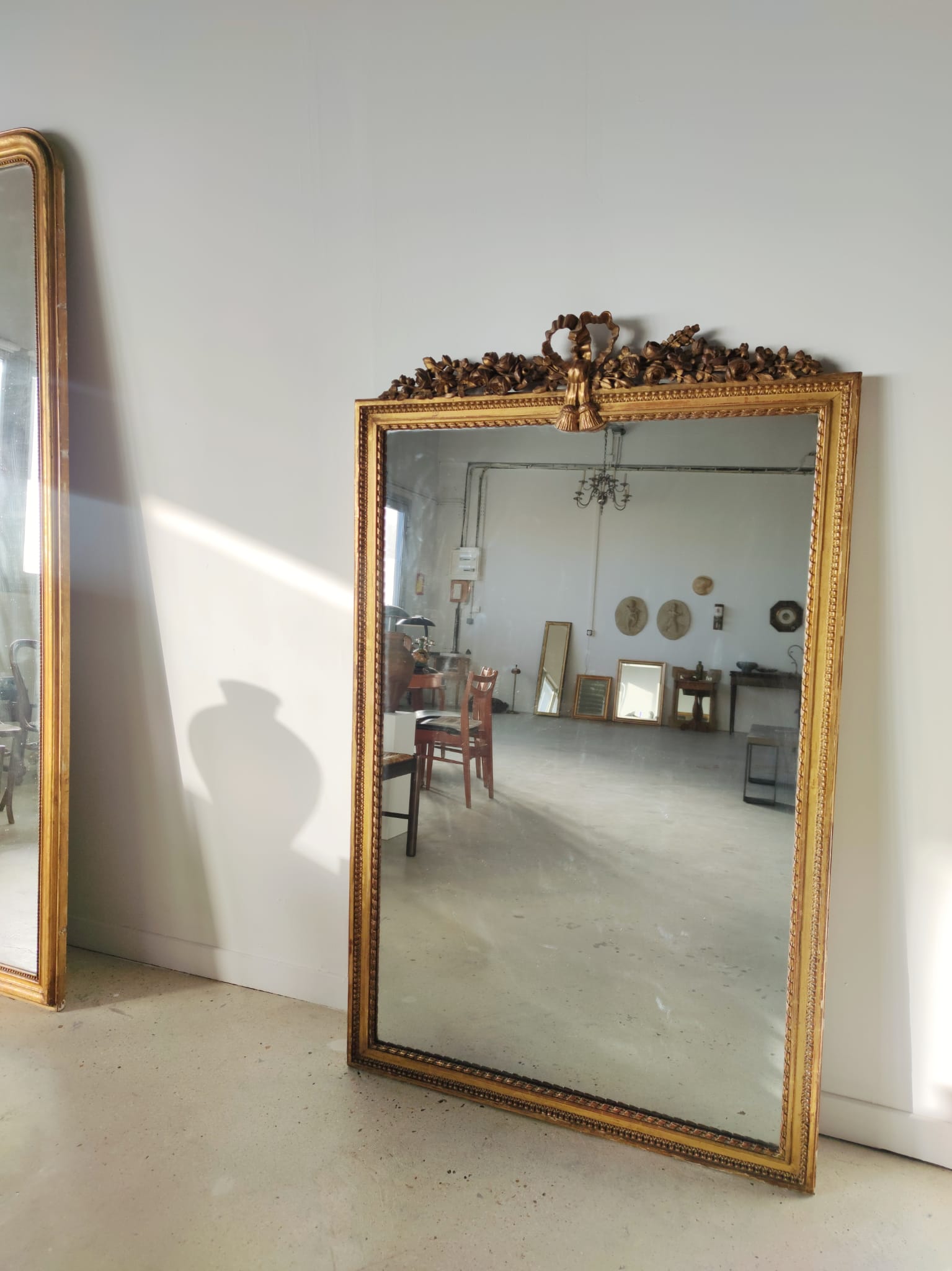 Miroir de cheminée en bois doré à décor de nœud et de roses H : 164 cm