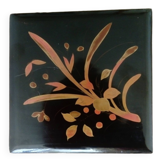 Flat lacquered wooden box decorated with flowers and leaves, Asian spirit.China or Japan