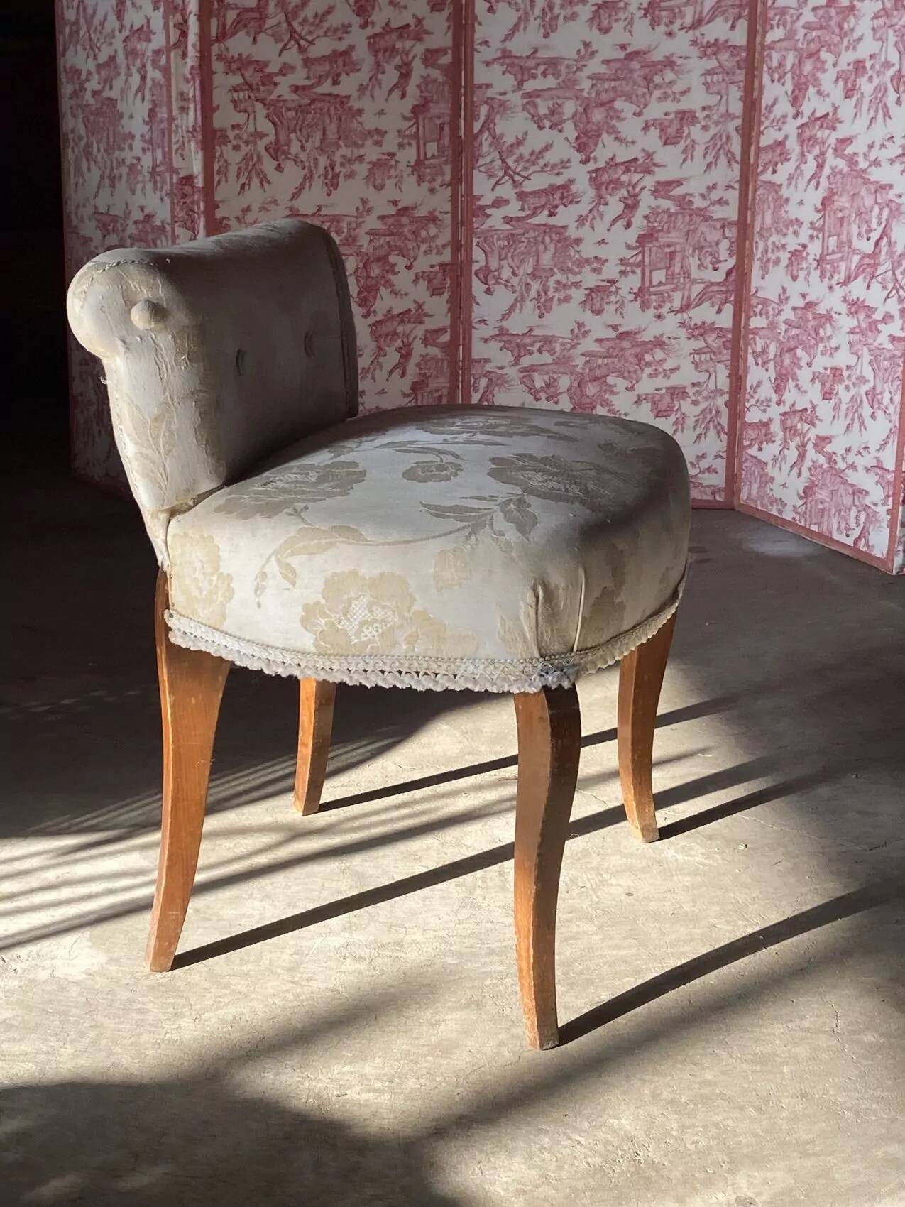 Petit siège de coiffeuse – Fauteuil vintage années 50 Chintz ivoire