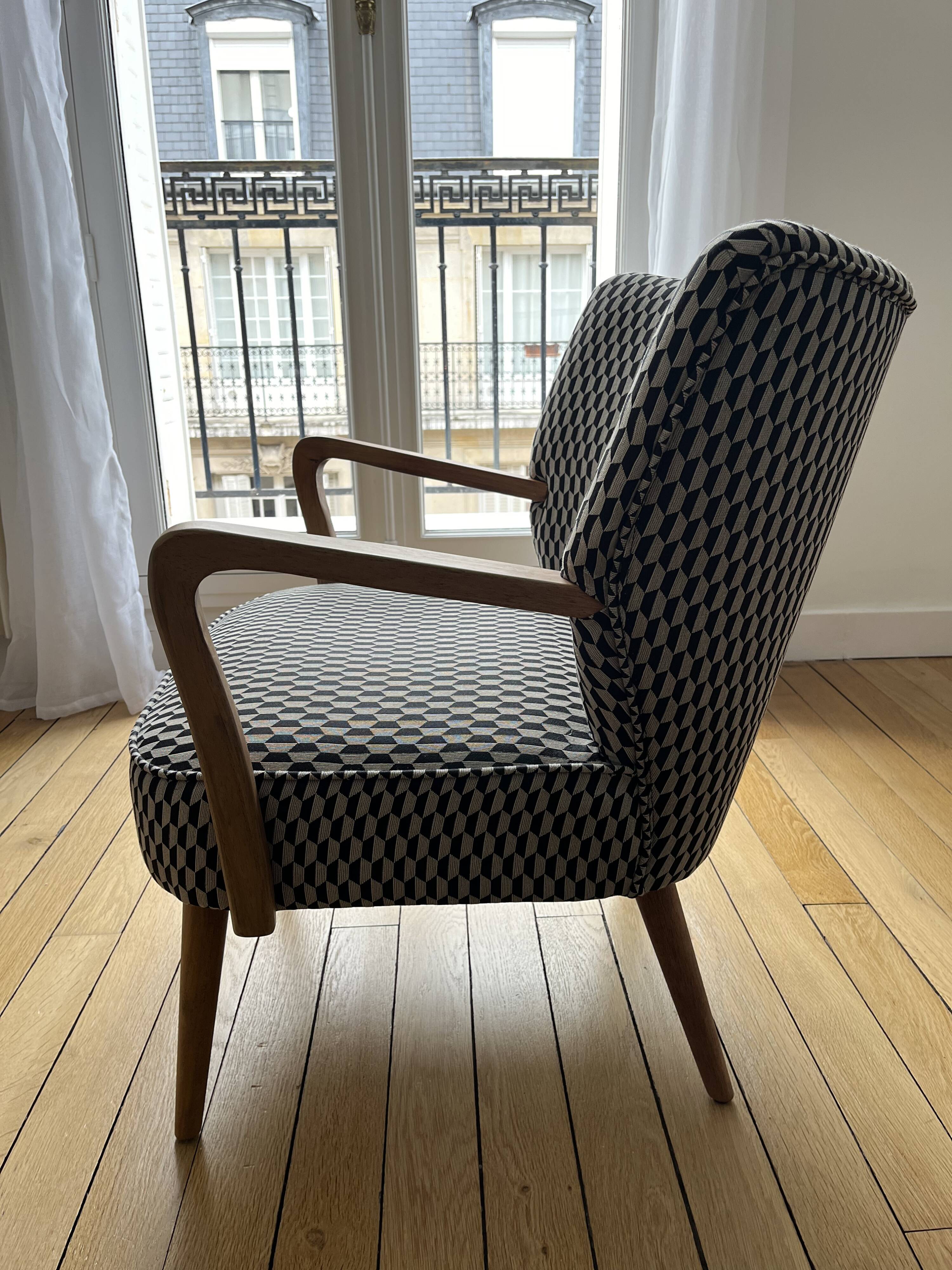 Vintage armchair – Black & white graphic patterns – Confident character