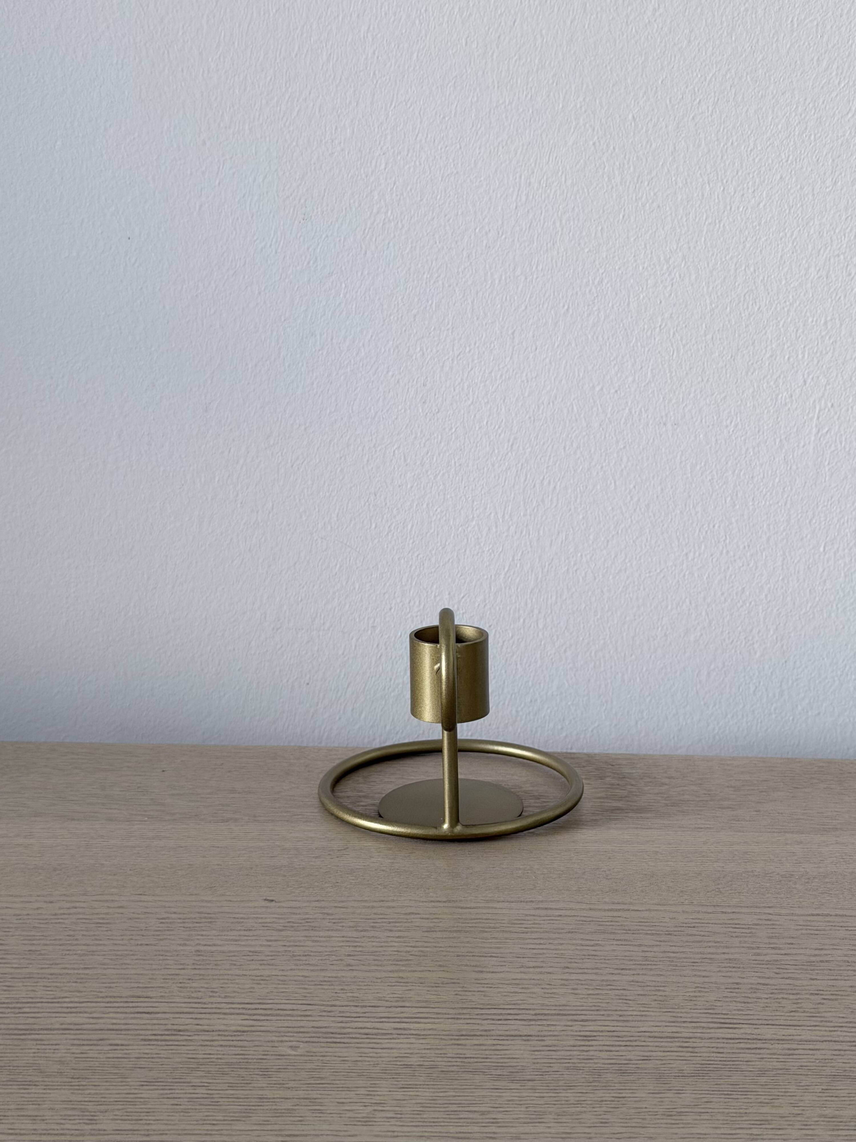 Bougeoir design en métal doré mat