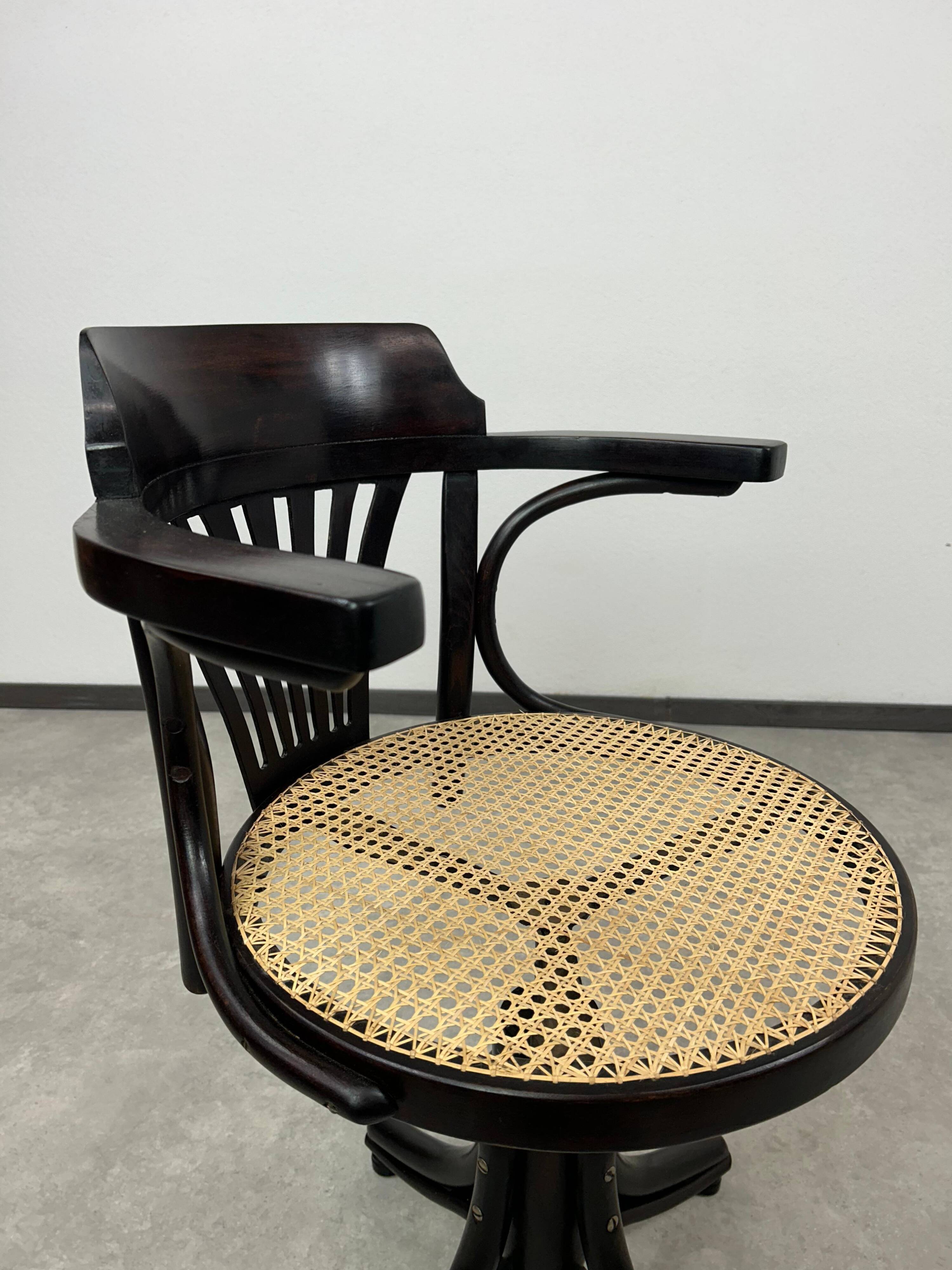 Swivel office chair in Jugendstil by Thonet