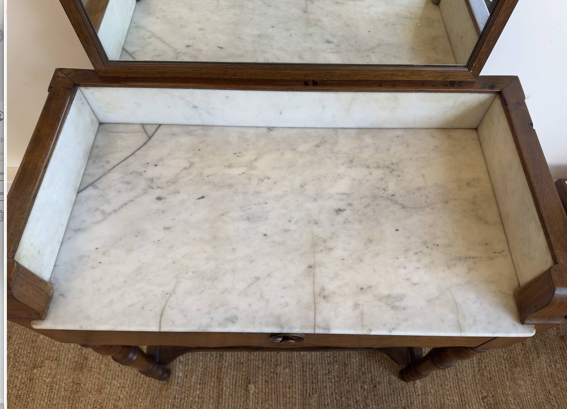 Meuble de toilette ancien avec marbre blanc et miroir