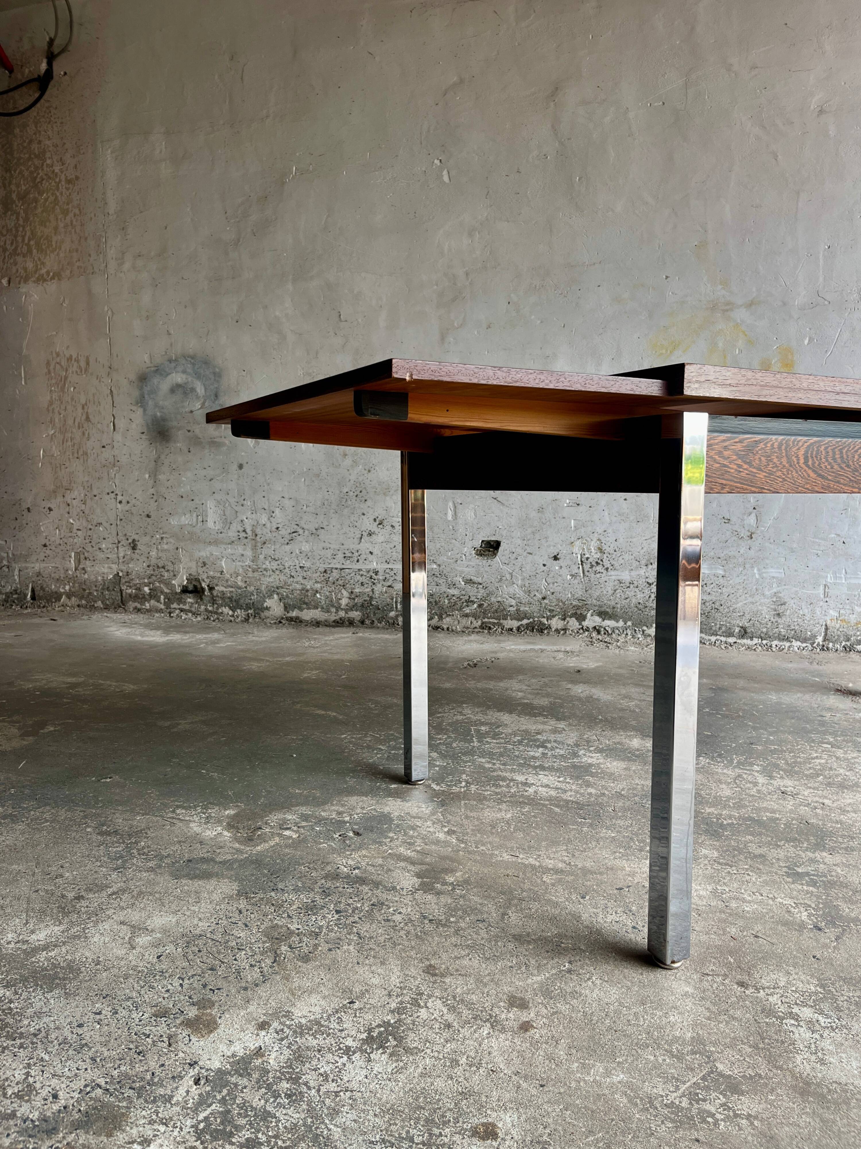 Table à manger belge mid-century avec pieds chromés