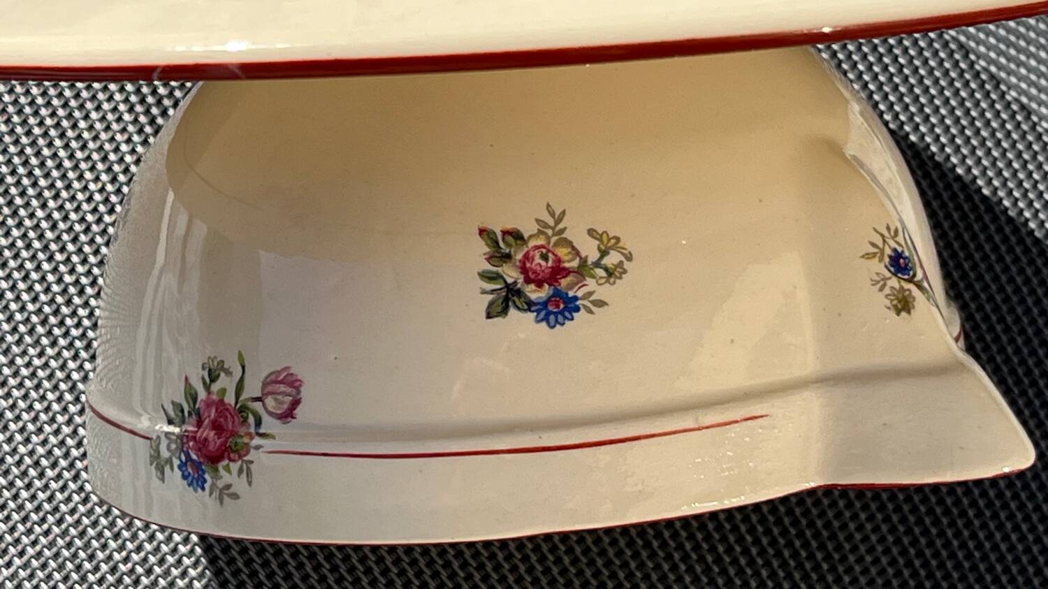 Salins sauce boat with integrated saucer