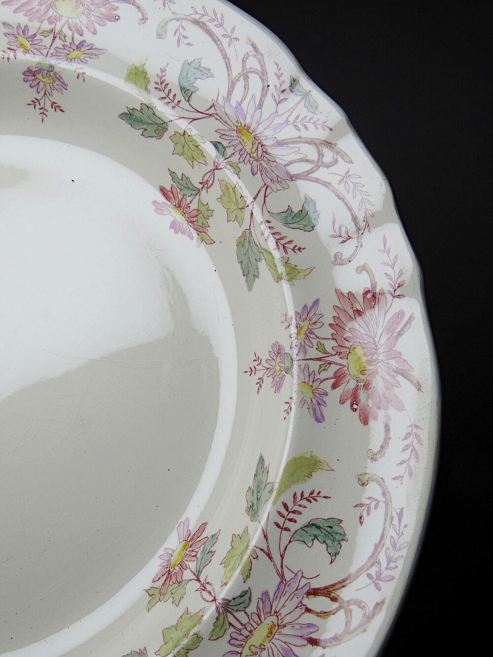 Antique Longchamp service shallow dish with polychrome daisies, ironstone, 19th century.