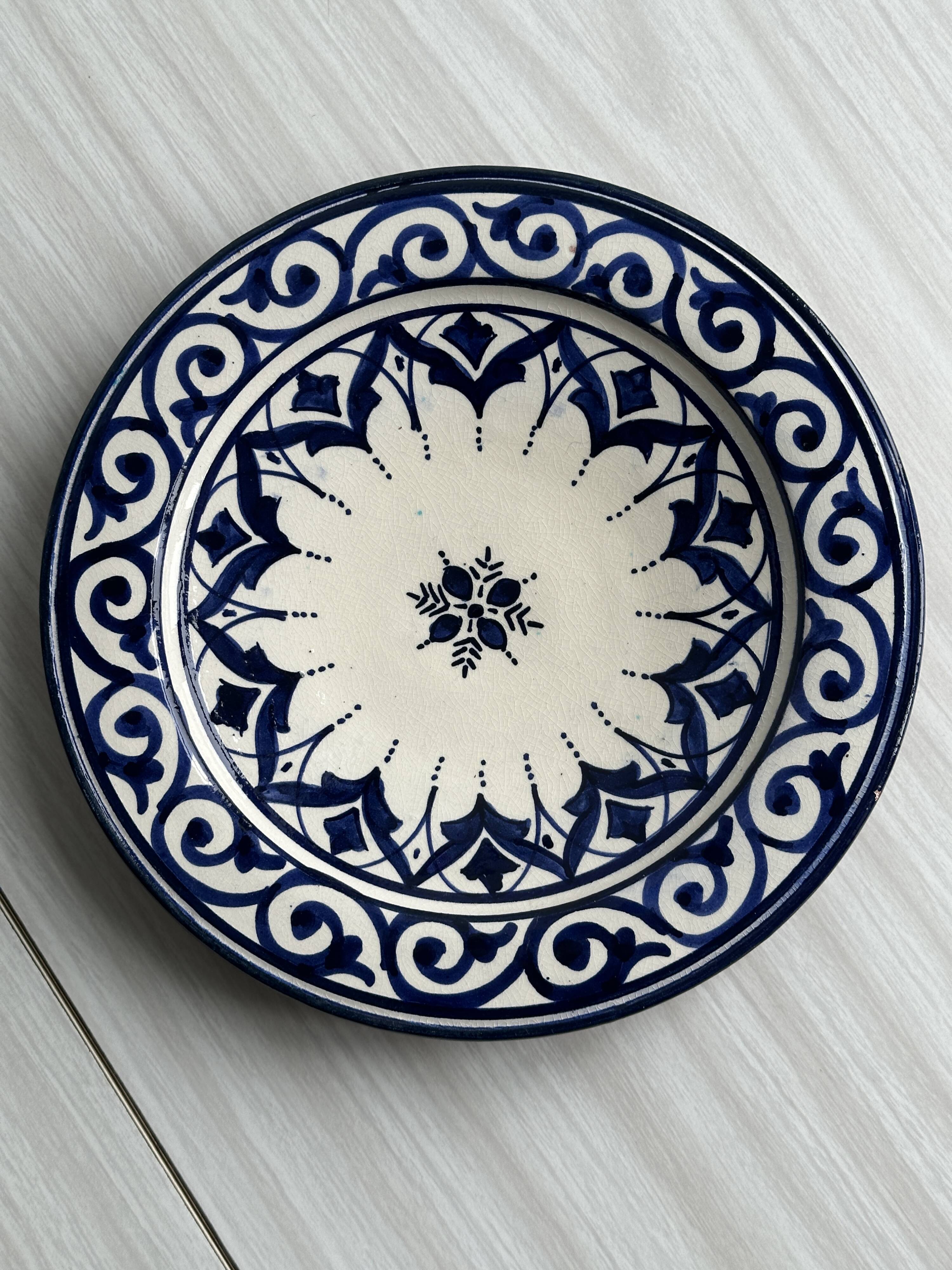 Raised dish, ceramic plate with blue and white patterns.