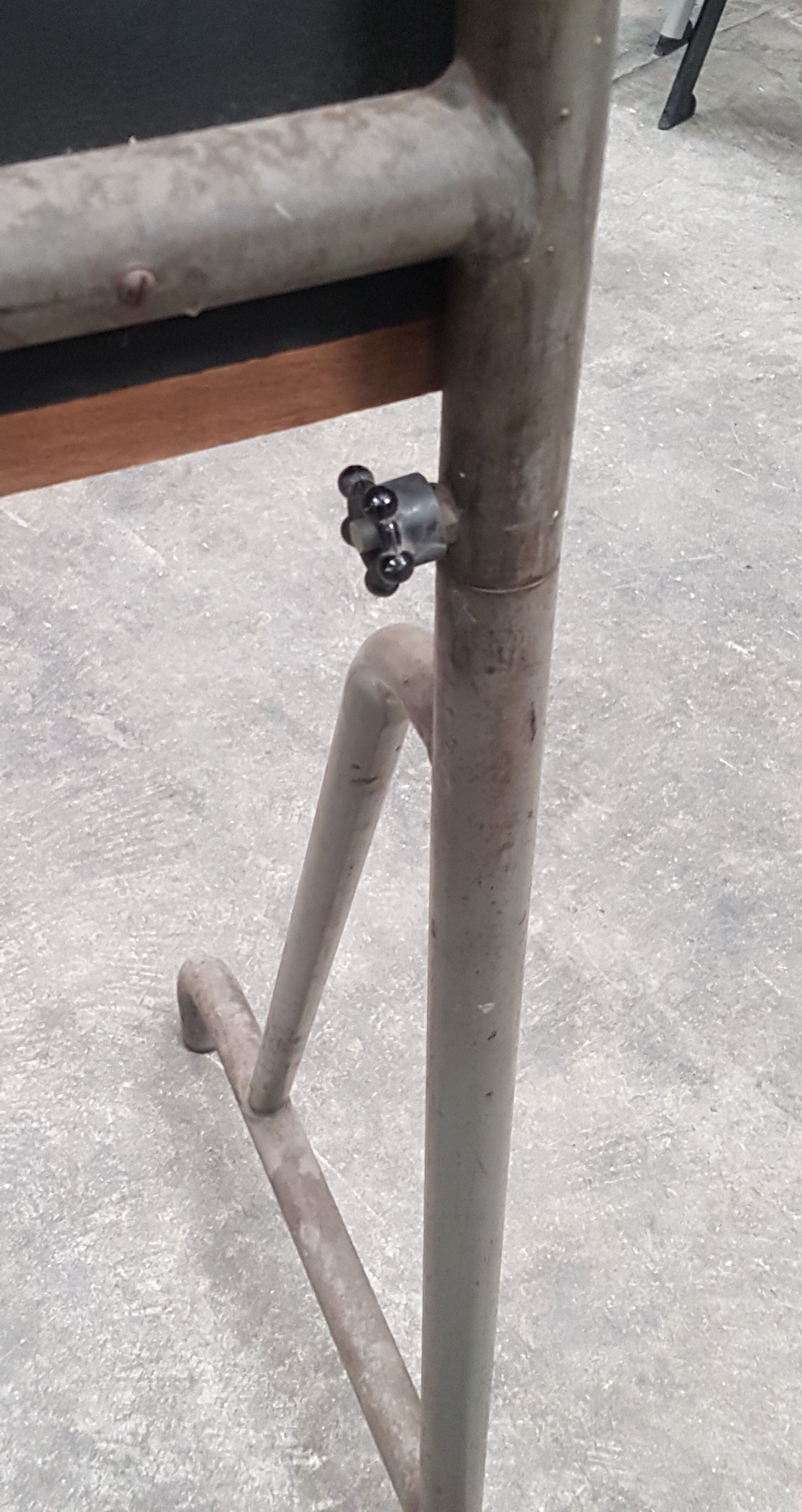 School board mounted on tubular feet