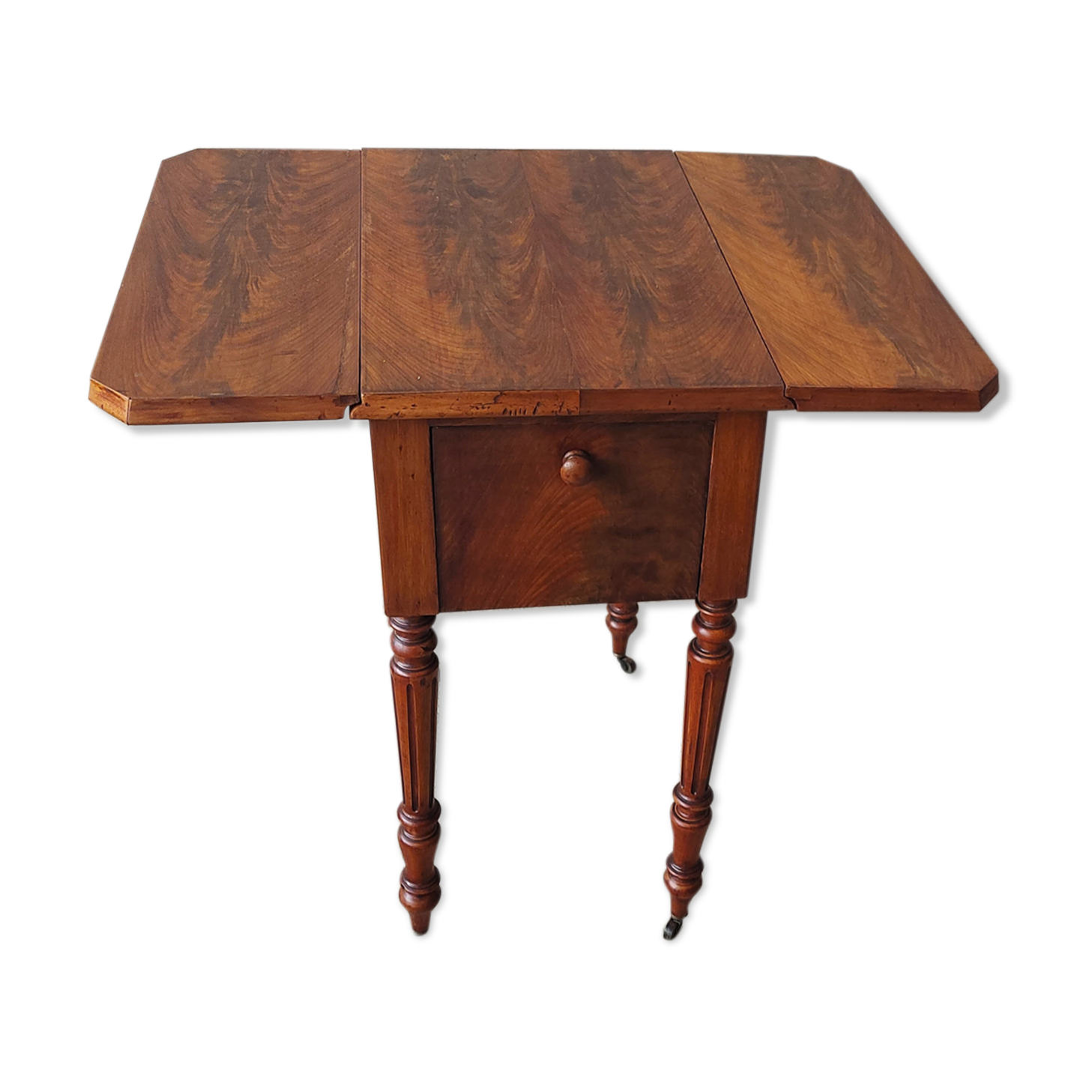 Work side table also known as tabee pipi