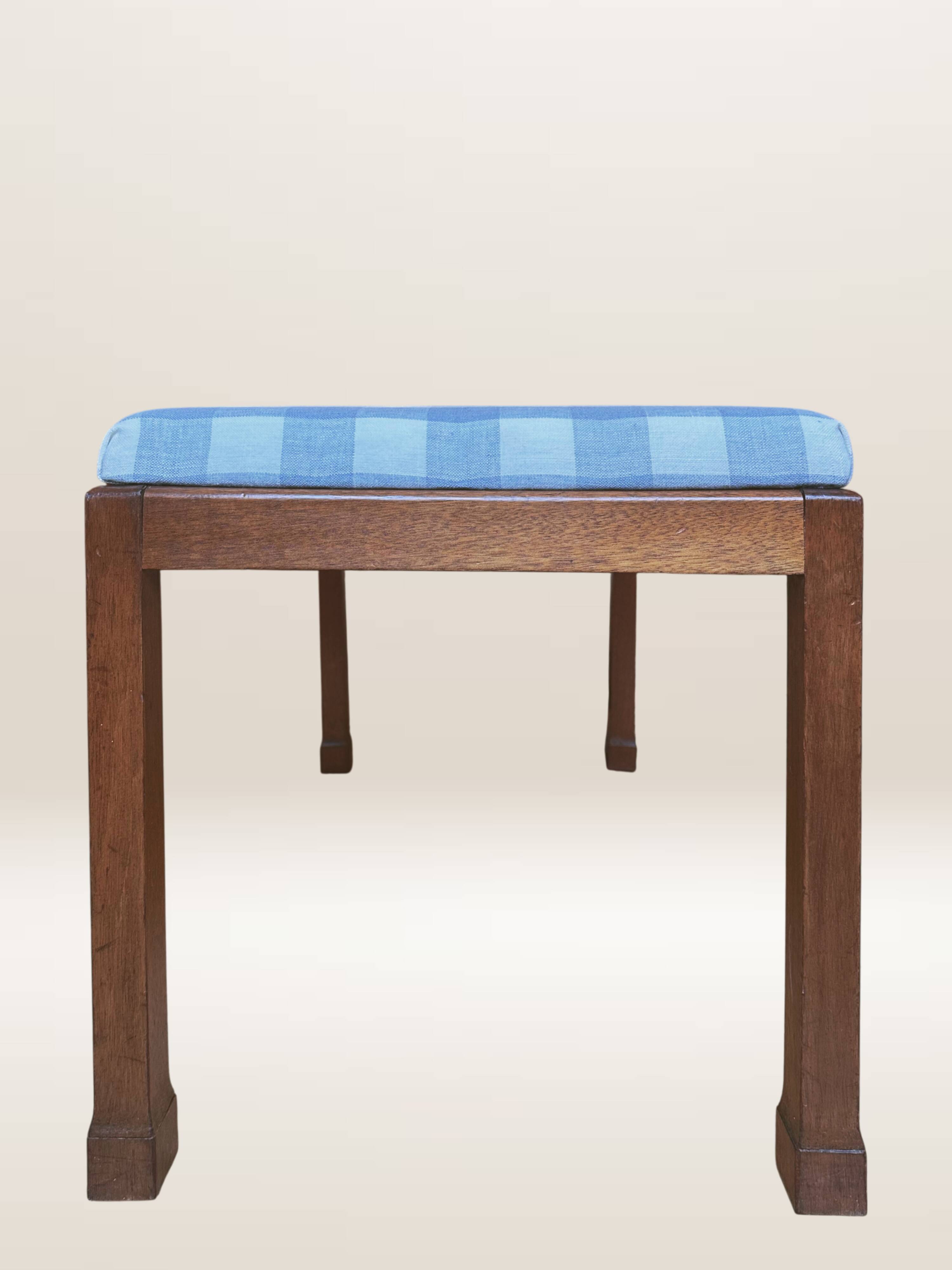 Ottoman coffee table in wood and gingham fabric.