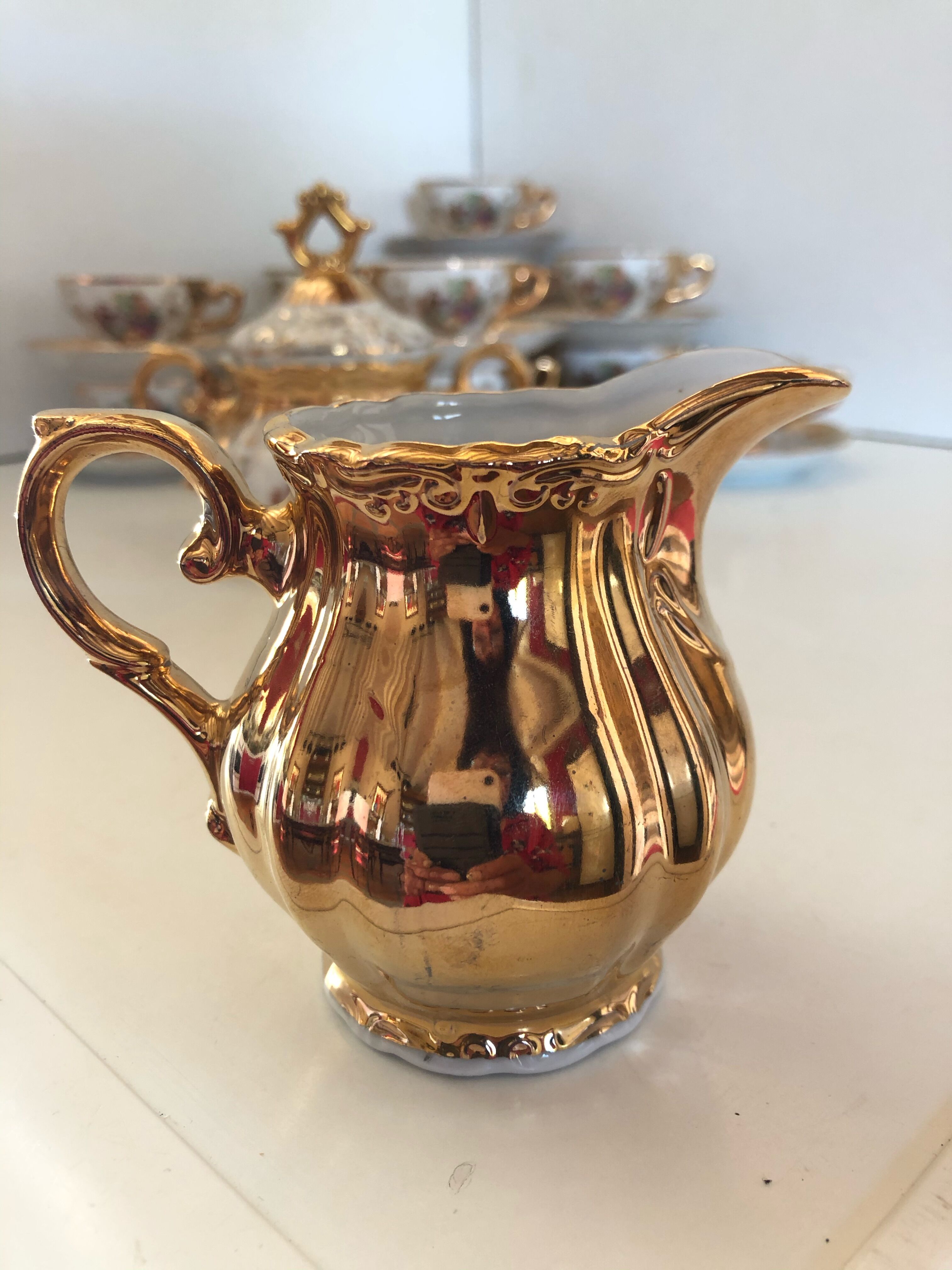 Gold Italian porcelain service. Coffee cups - sugar - cream pot / Gallant scene