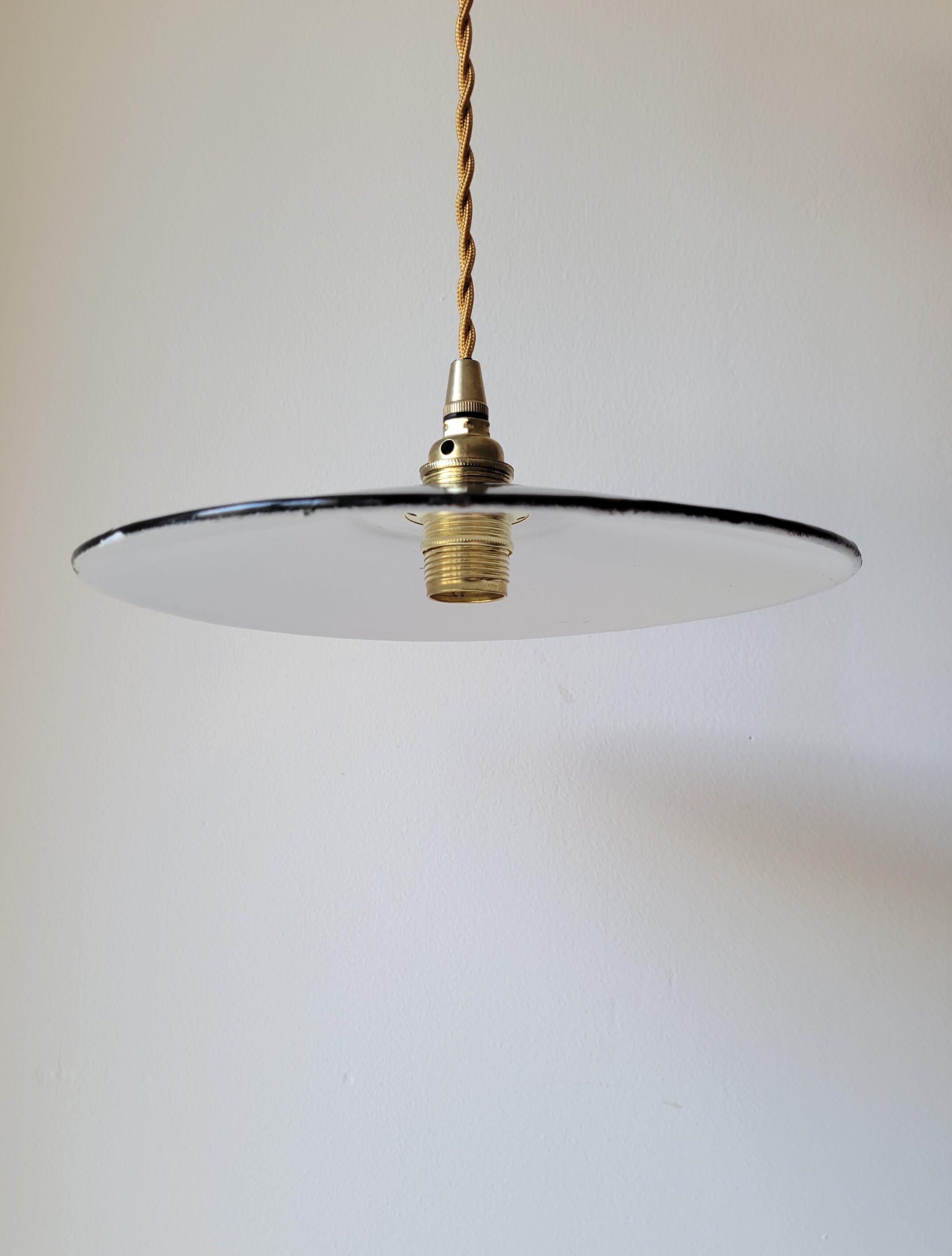 Suspension in black enamelled sheet metal