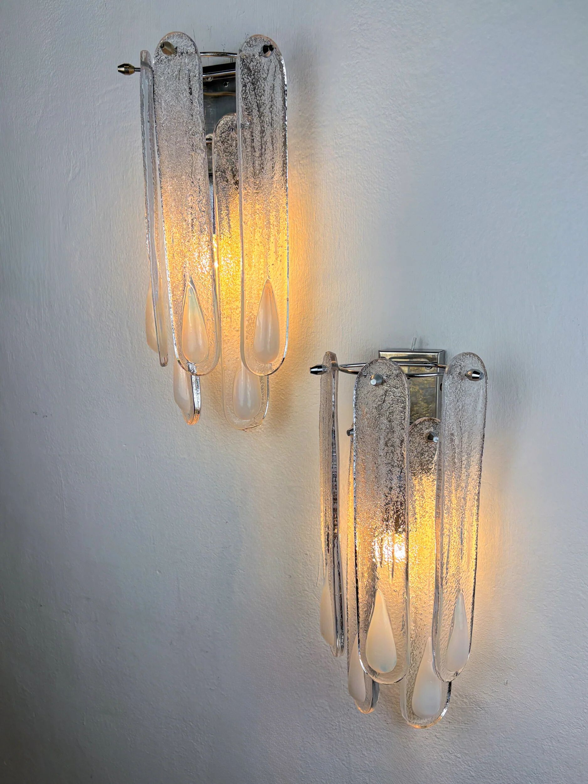 Paire de lampes murales Murano Mazzega à 2 niveaux, en verre dépoli blanc irisé, Italie, vers les années 1960.