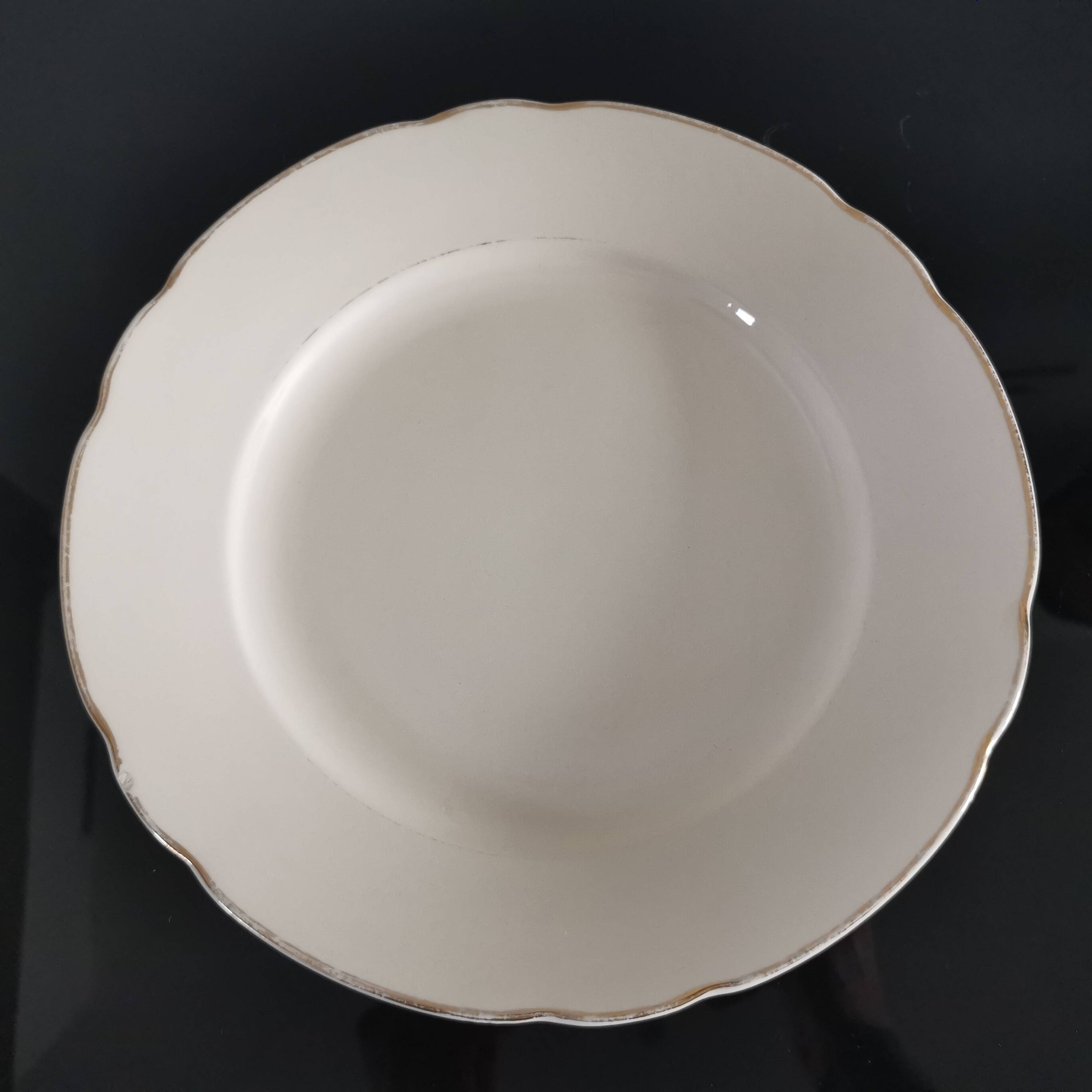 Set of 6 Villeroy and Boch flat plates in ivory color and gold edging