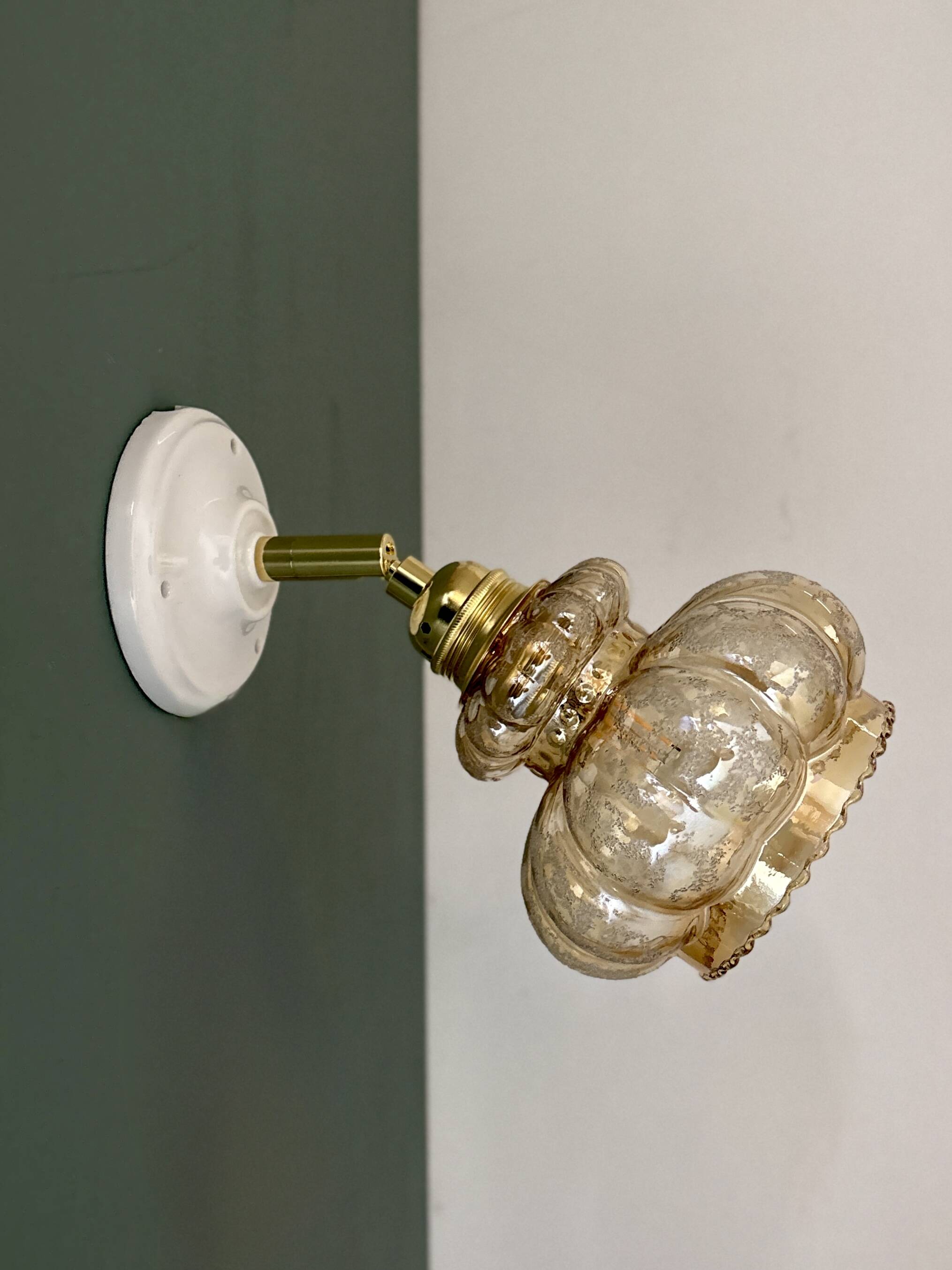 Applique tulipe vintage en verre ambré granité