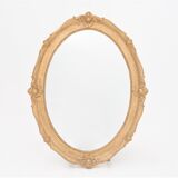 Miroir ovale antique dans un cadre doré