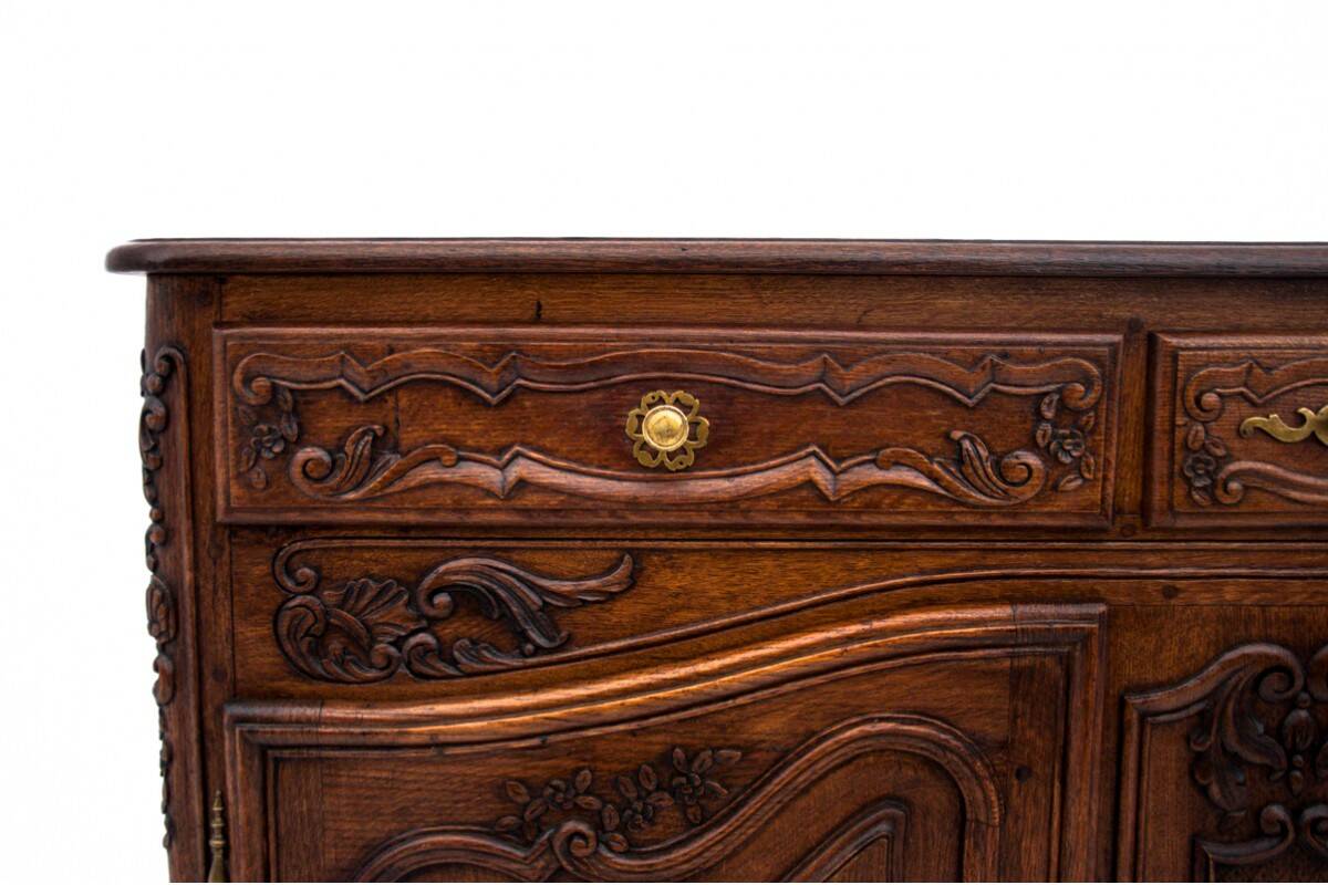 Commode ancienne sur pattes de lion, Europe occidentale, vers 1880. Après rénovation.