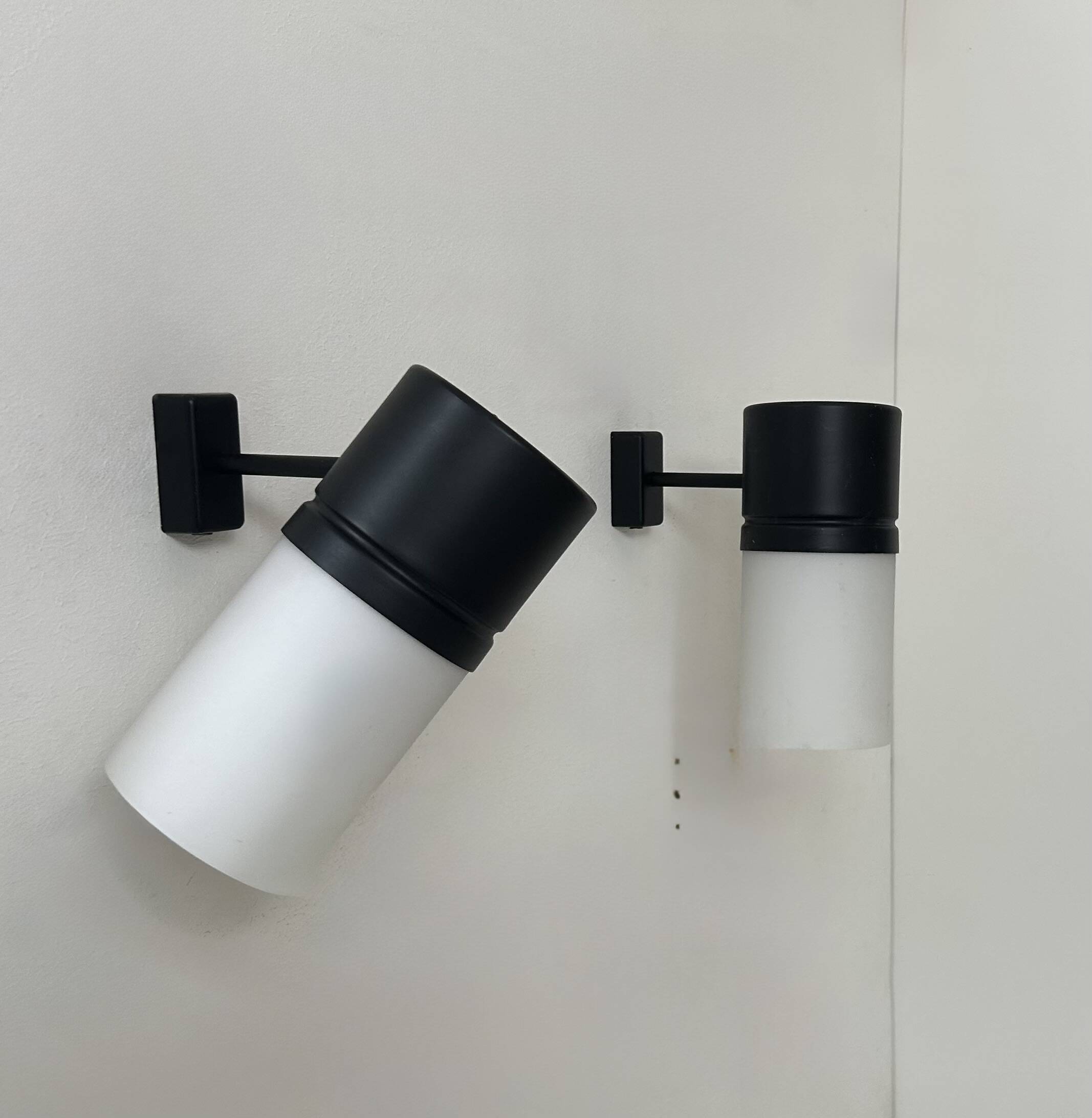 Paire d'applique vintage orientable, métal noir mat et opaline France 1950