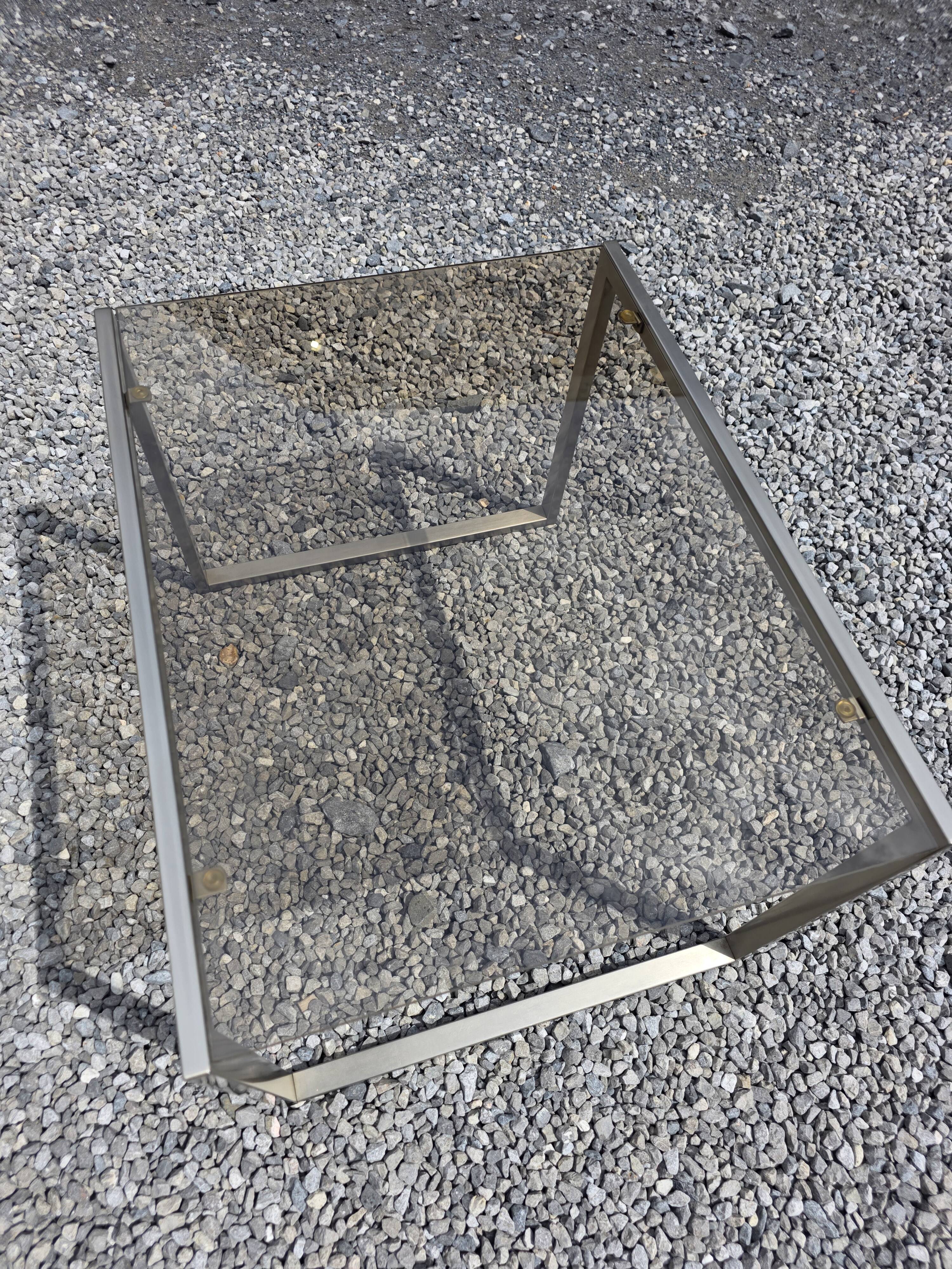 Table basse en métal brossé dessus verre fumé, années 70/80