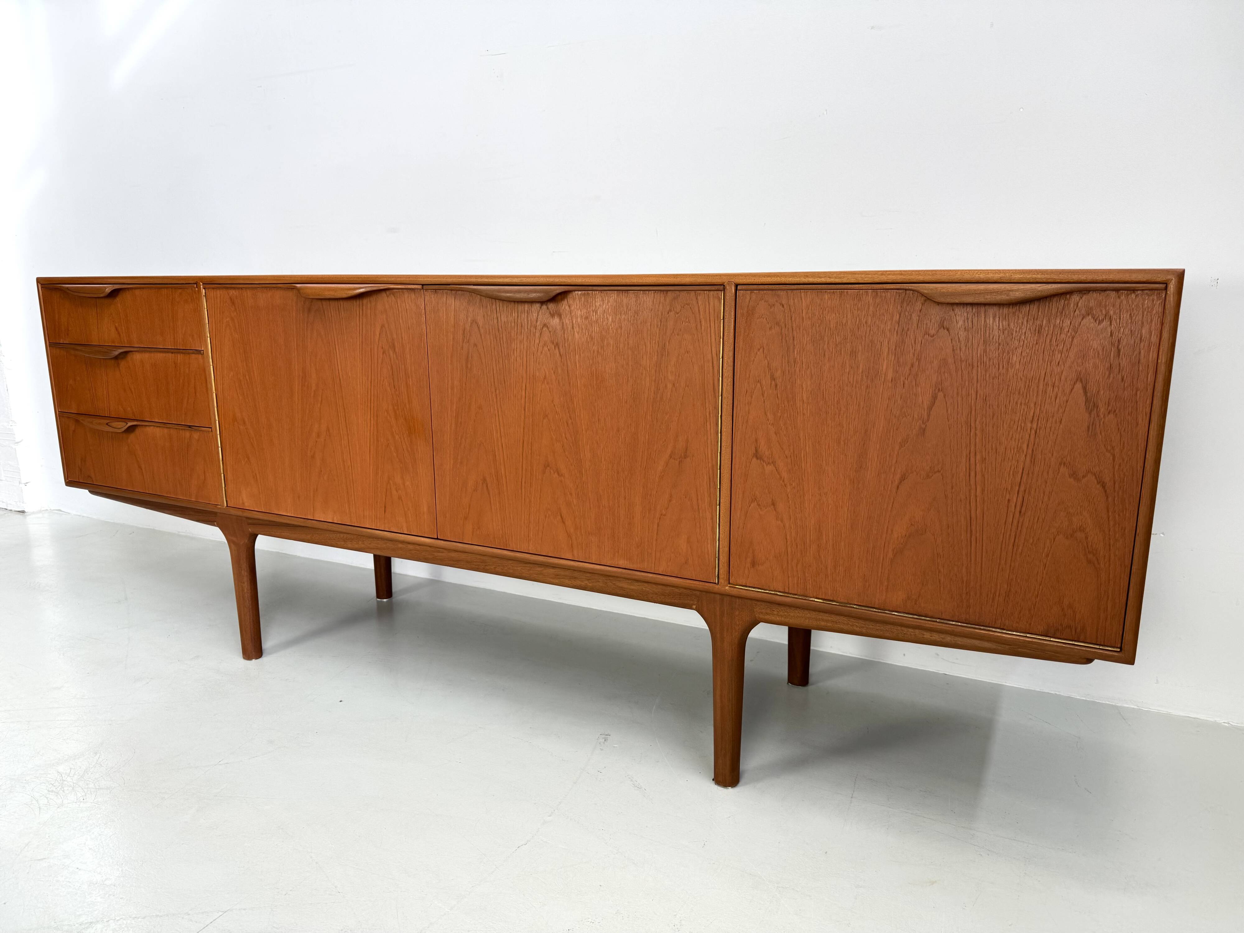 Buffet vintage par McIntosh, design de T. Robertson des années 1960.