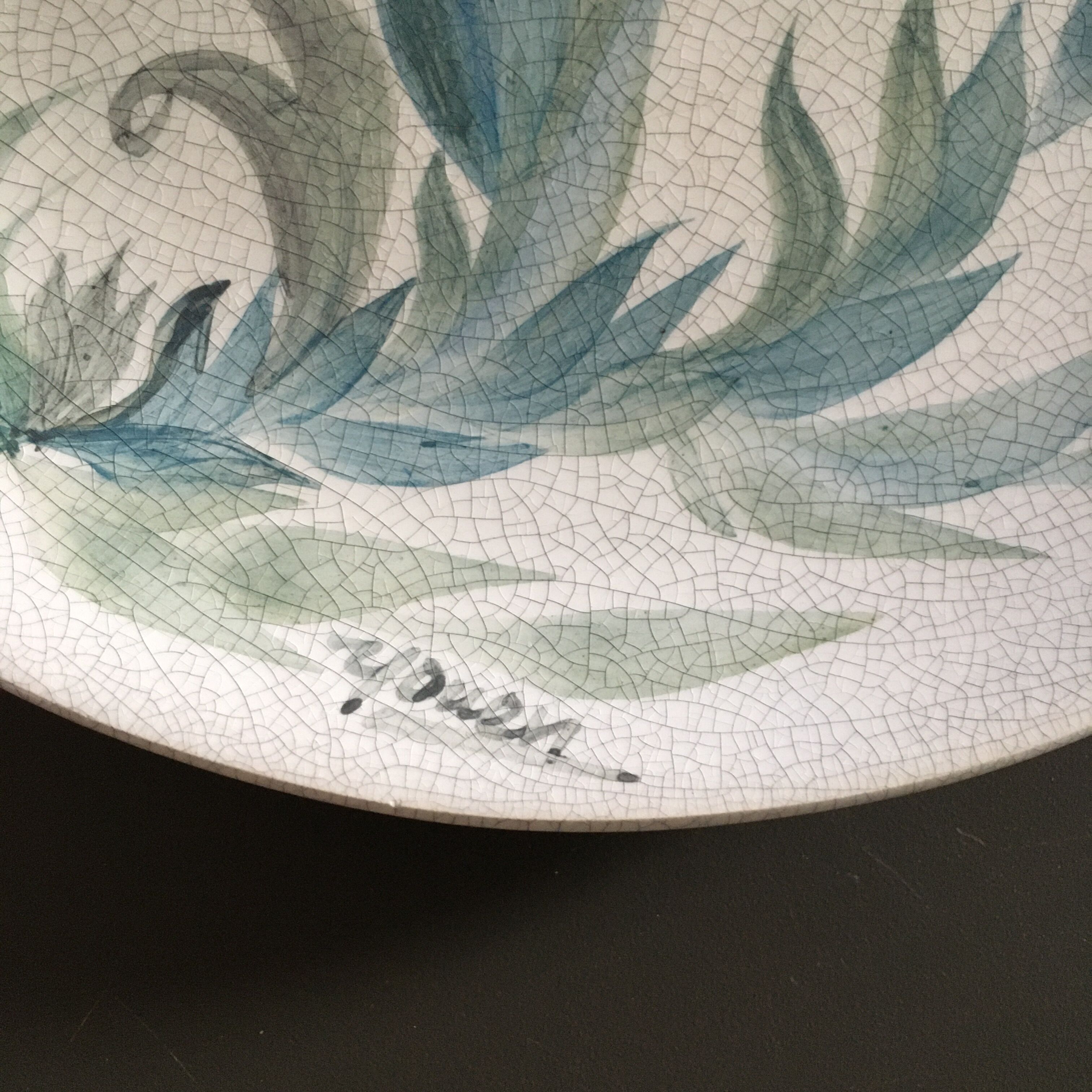 Assiette décor floral signé