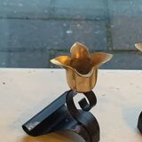 Lot de deux bougeoirs, en forme de fleurs, tulipes en metal noir et dore, vintage