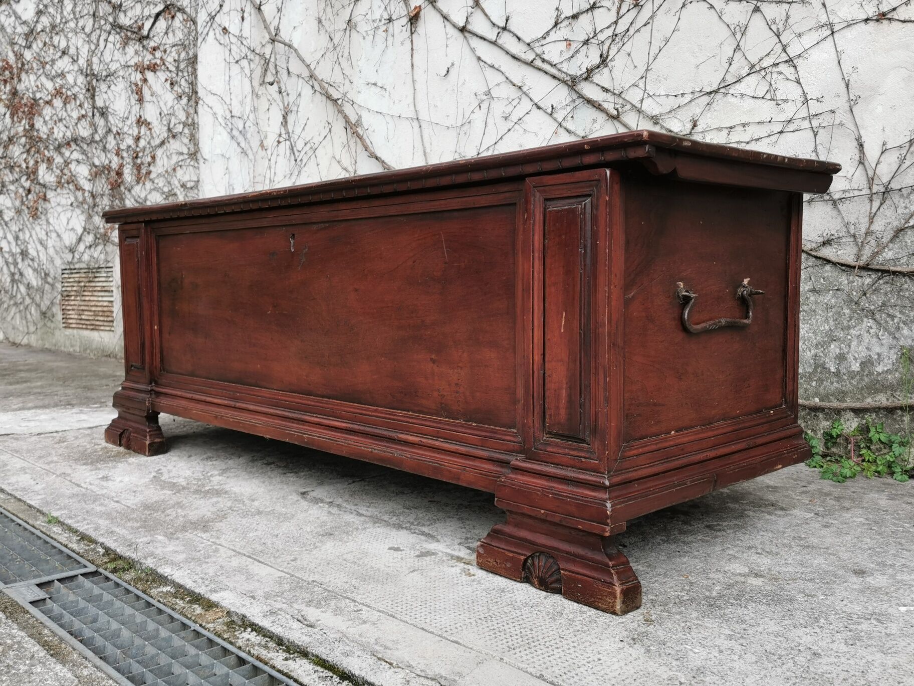 Old walnut chest of drawers, late nineteenth century