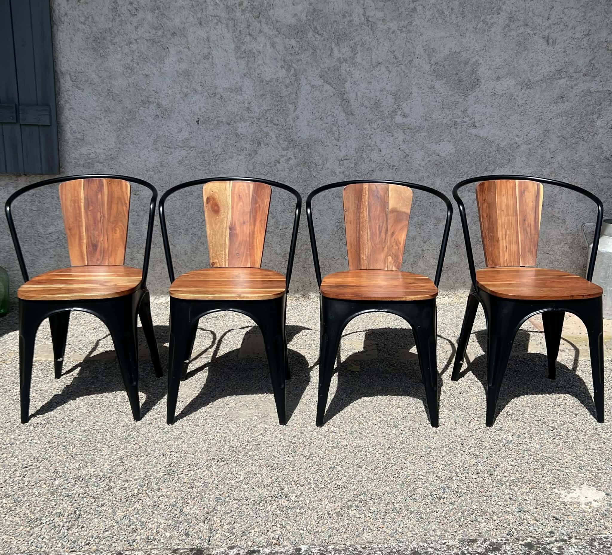 4 chaises en métal noir et bois