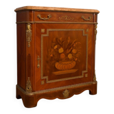 meuble d’appui en marquéterie de bois précieux, richement décoré d’une marq